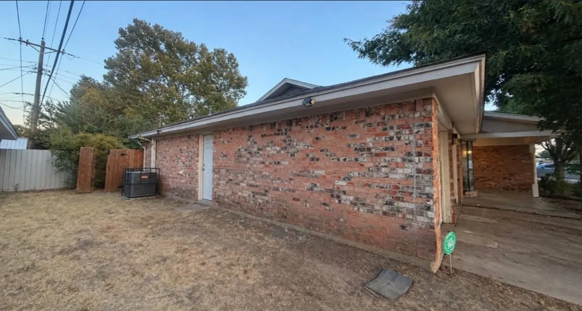 Side view of home, spacious all throughout side, front and backyard.