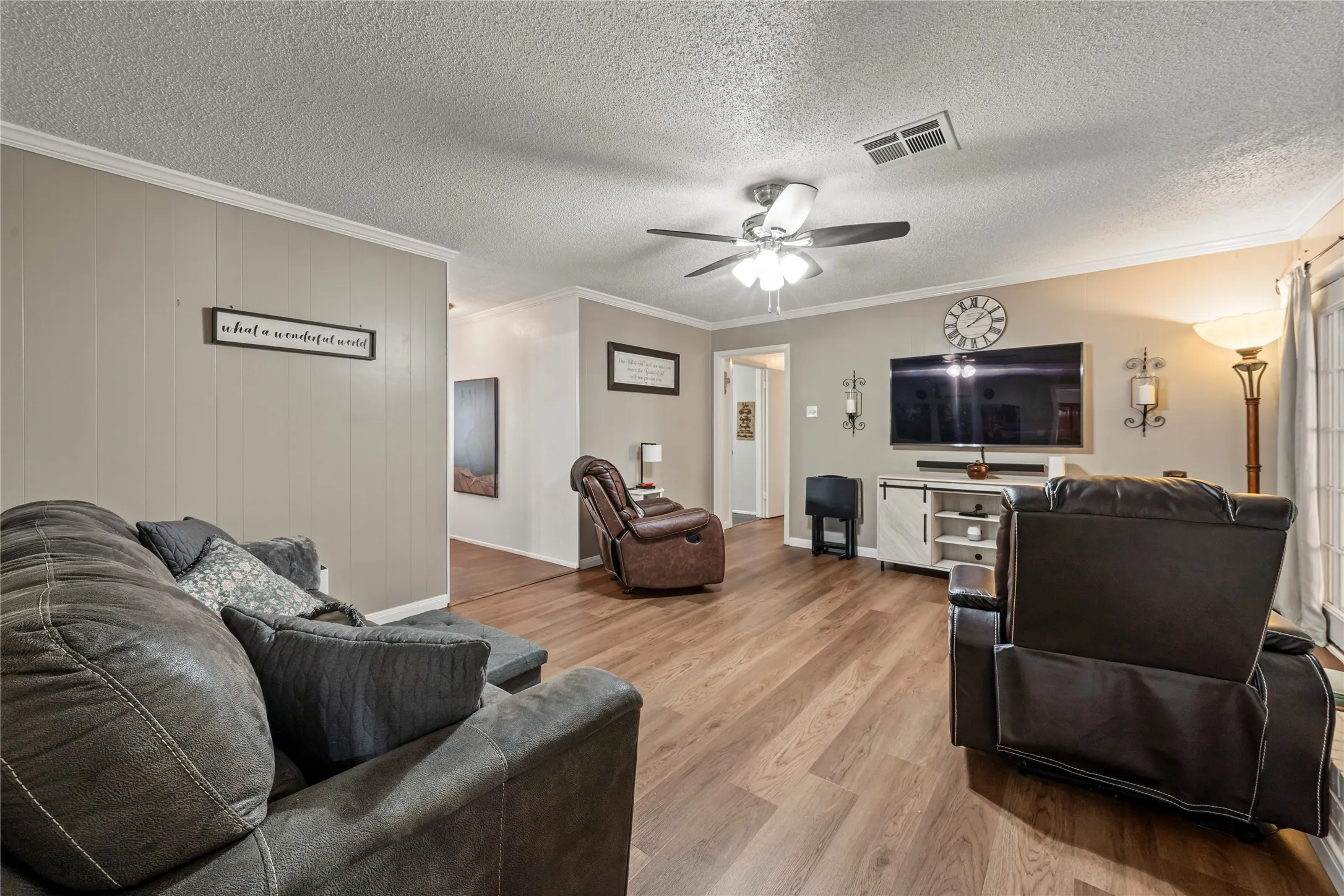 Single Family Residence For Sale in Mc Lennan County , 400 Cranbrook Drive, Woodway, Texas 76712, 3 Bedroom, 3 Bathroom, Garage spaces, 2,138 Sqft, built in 1966, mls#21388171, Real Estate Agent in Woodway, Homes For Sale in Mc Lennan county, Homes For Sale in Woodway, Realtor in Woodway Texas, Real Estate Brokerage Independent Realty Texas, Luminita Cordes Realtor