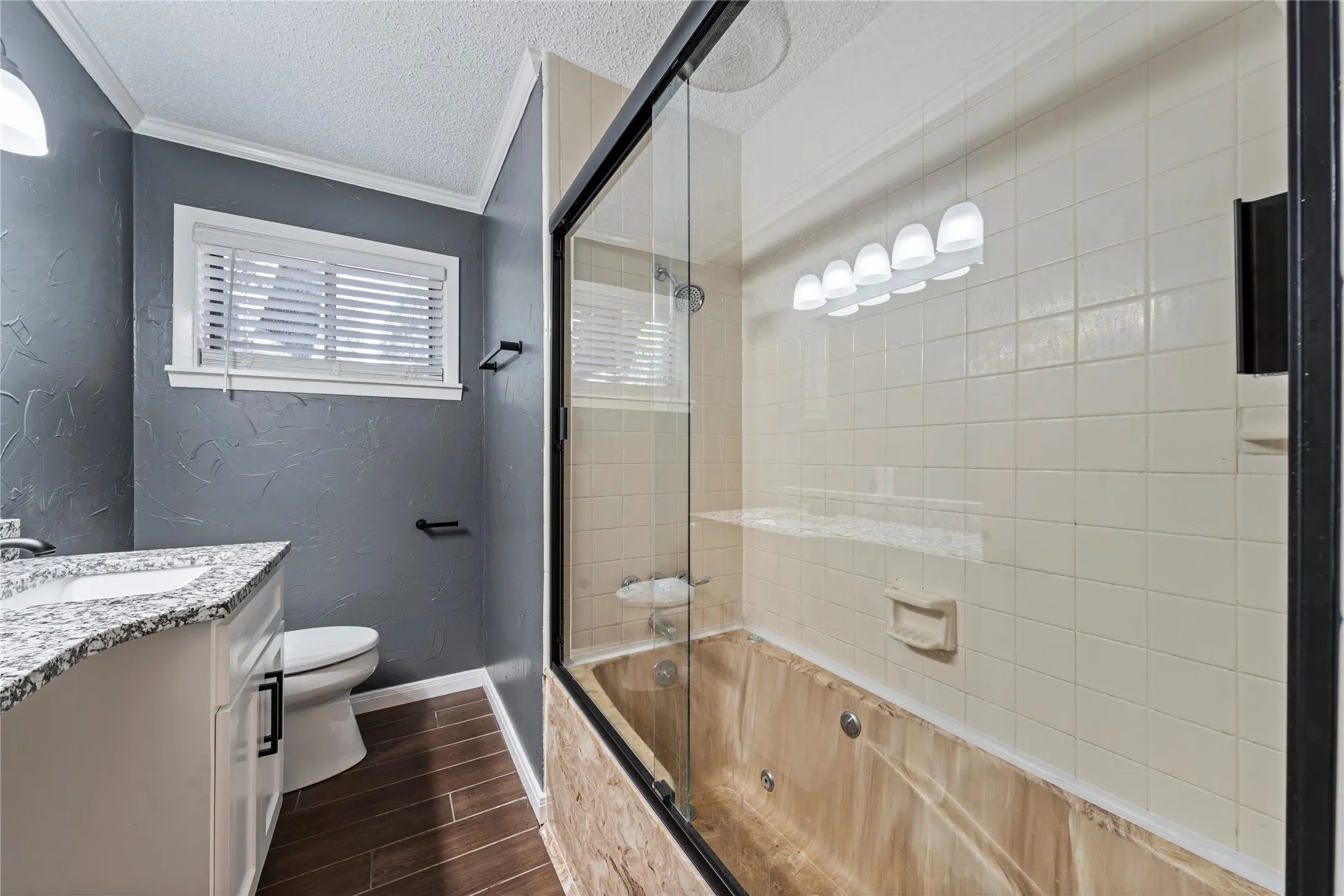 Single Family Residence For Sale in Mc Lennan County , 400 Cranbrook Drive, Woodway, Texas 76712, 3 Bedroom, 3 Bathroom, Garage spaces, 2,138 Sqft, built in 1966, mls#21388171, Real Estate Agent in Woodway, Homes For Sale in Mc Lennan county, Homes For Sale in Woodway, Realtor in Woodway Texas, Real Estate Brokerage Independent Realty Texas, Luminita Cordes Realtor
