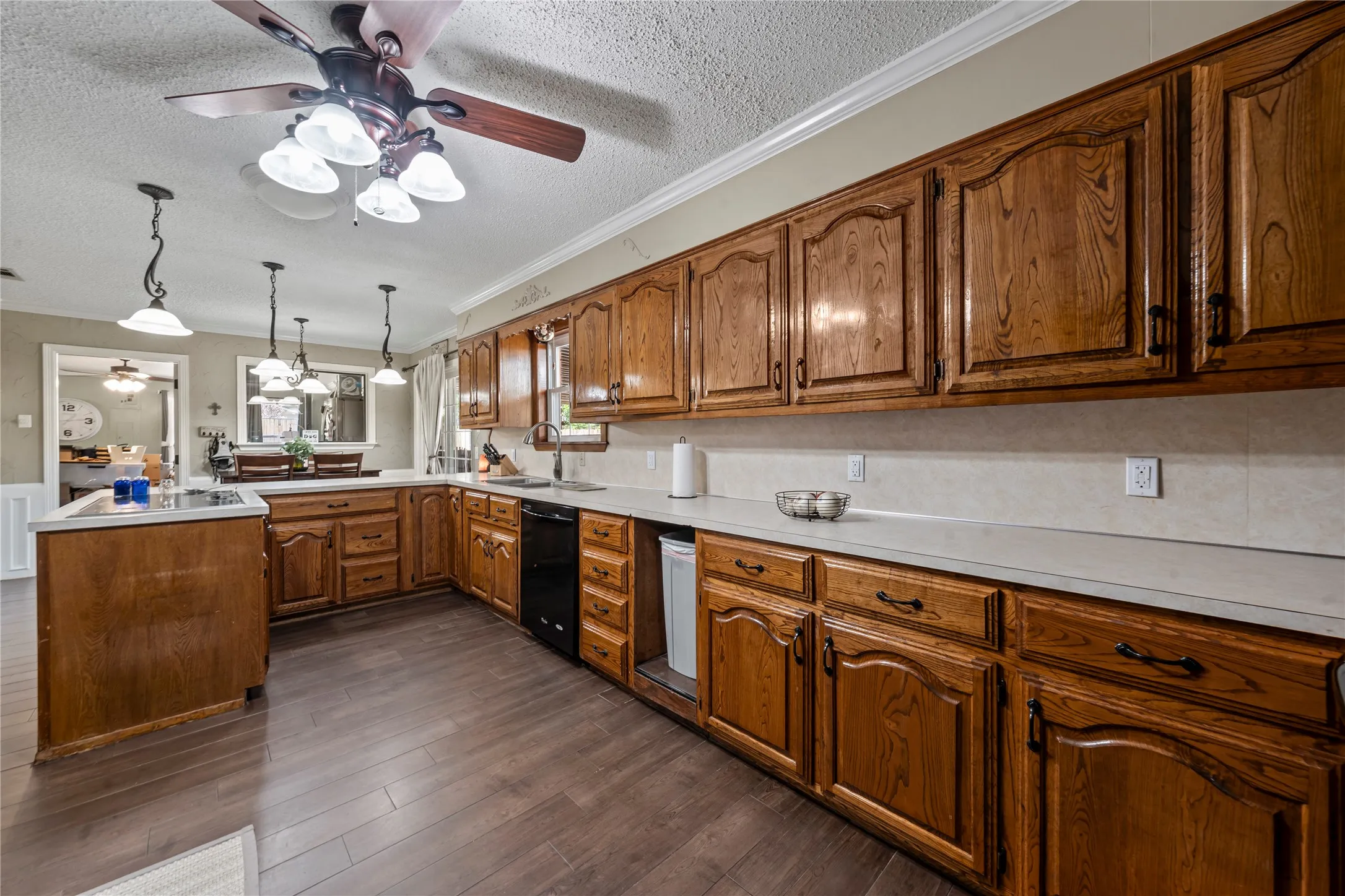 Single Family Residence For Sale in Mc Lennan County , 400 Cranbrook Drive, Woodway, Texas 76712, 3 Bedroom, 3 Bathroom, Garage spaces, 2,138 Sqft, built in 1966, mls#21388171, Real Estate Agent in Woodway, Homes For Sale in Mc Lennan county, Homes For Sale in Woodway, Realtor in Woodway Texas, Real Estate Brokerage Independent Realty Texas, Luminita Cordes Realtor