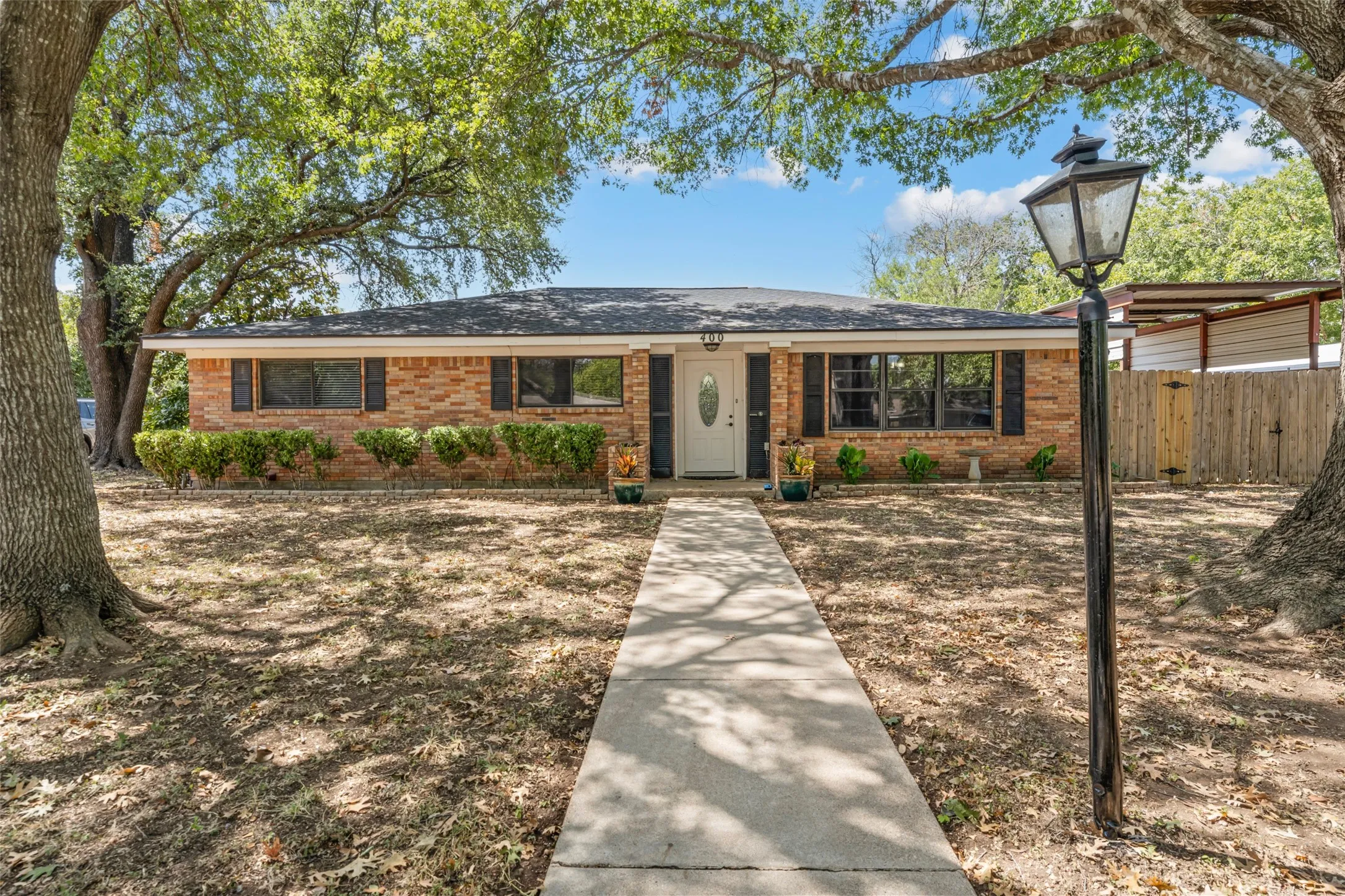 Single Family Residence For Sale in Mc Lennan County , 400 Cranbrook Drive, Woodway, Texas 76712, 3 Bedroom, 3 Bathroom, Garage spaces, 2,138 Sqft, built in 1966, mls#21388171, Real Estate Agent in Woodway, Homes For Sale in Mc Lennan county, Homes For Sale in Woodway, Realtor in Woodway Texas, Real Estate Brokerage Independent Realty Texas, Luminita Cordes Realtor