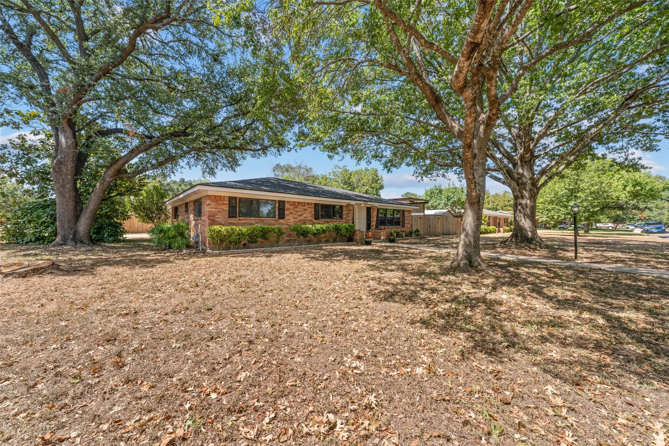 Single Family Residence For Sale in Mc Lennan County , 400 Cranbrook Drive, Woodway, Texas 76712, 3 Bedroom, 3 Bathroom, Garage spaces, 2,138 Sqft, built in 1966, mls#21388171, Real Estate Agent in Woodway, Homes For Sale in Mc Lennan county, Homes For Sale in Woodway, Realtor in Woodway Texas, Real Estate Brokerage Independent Realty Texas, Luminita Cordes Realtor