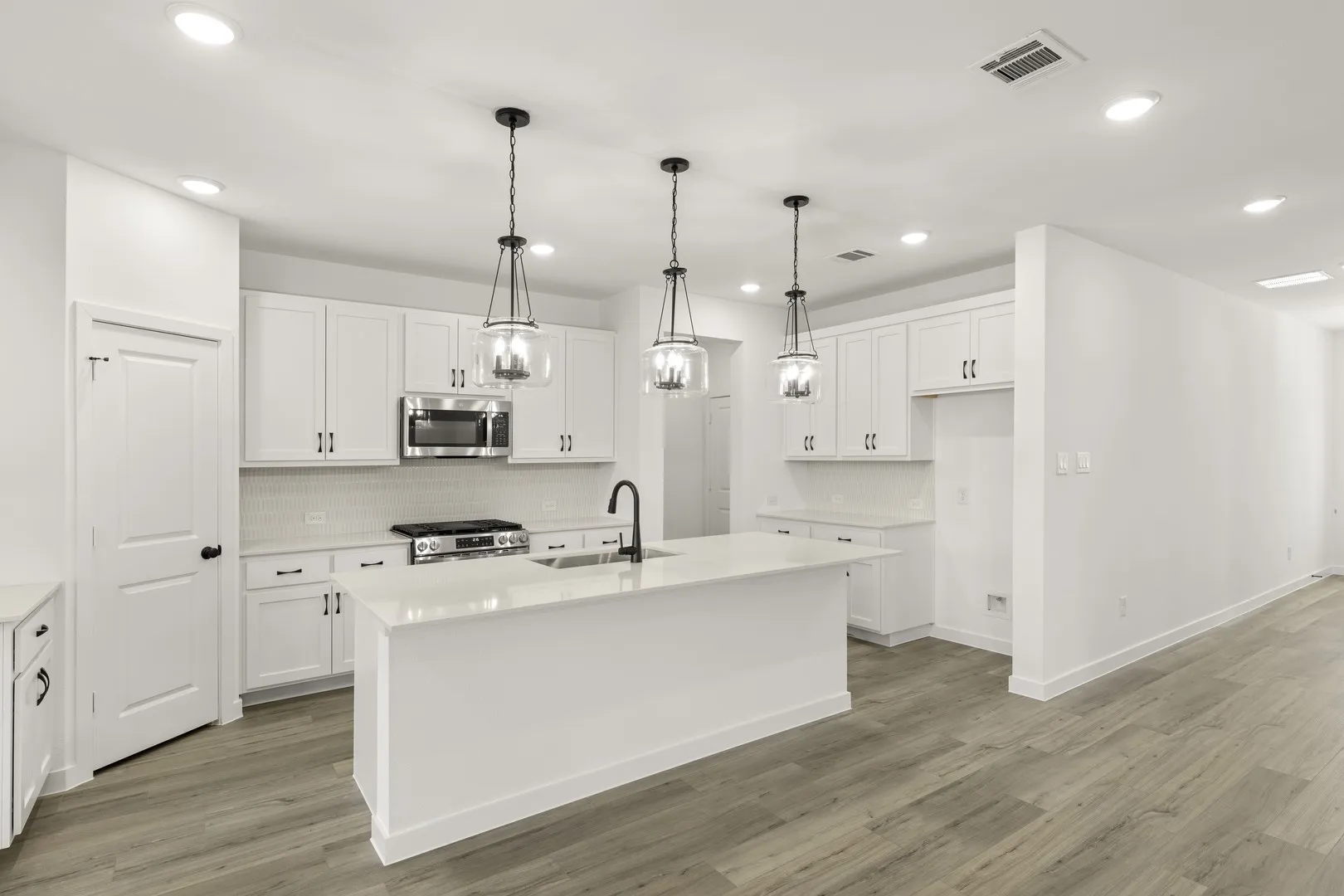 09. 1412 Eagle Meadow - Kitchen (2)