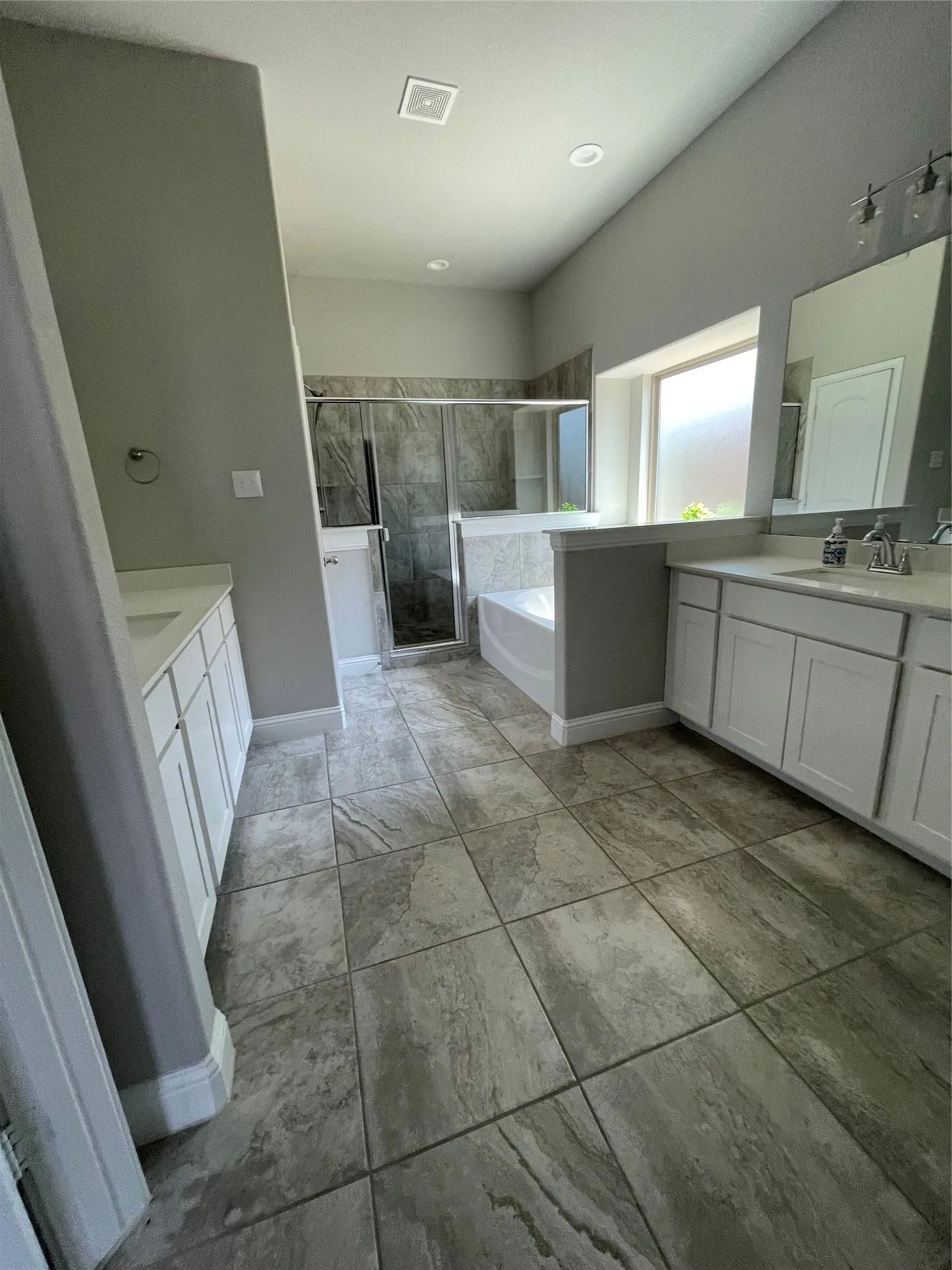 Single Family Residence For Rent in Johnson County , 706 Buffalo Creek Drive, Cleburne, Texas 76033, 3 Bedroom, 11 Bathroom, 2 Garage spaces, 1,832 Sqft, built in 2021, mls#21388375, Real Estate Agent in Cleburne, Homes For Rent in Johnson county, Homes For Rent in Cleburne, Realtor in Cleburne Texas, Real Estate Brokerage Independent Realty Texas, Luminita Cordes Realtor