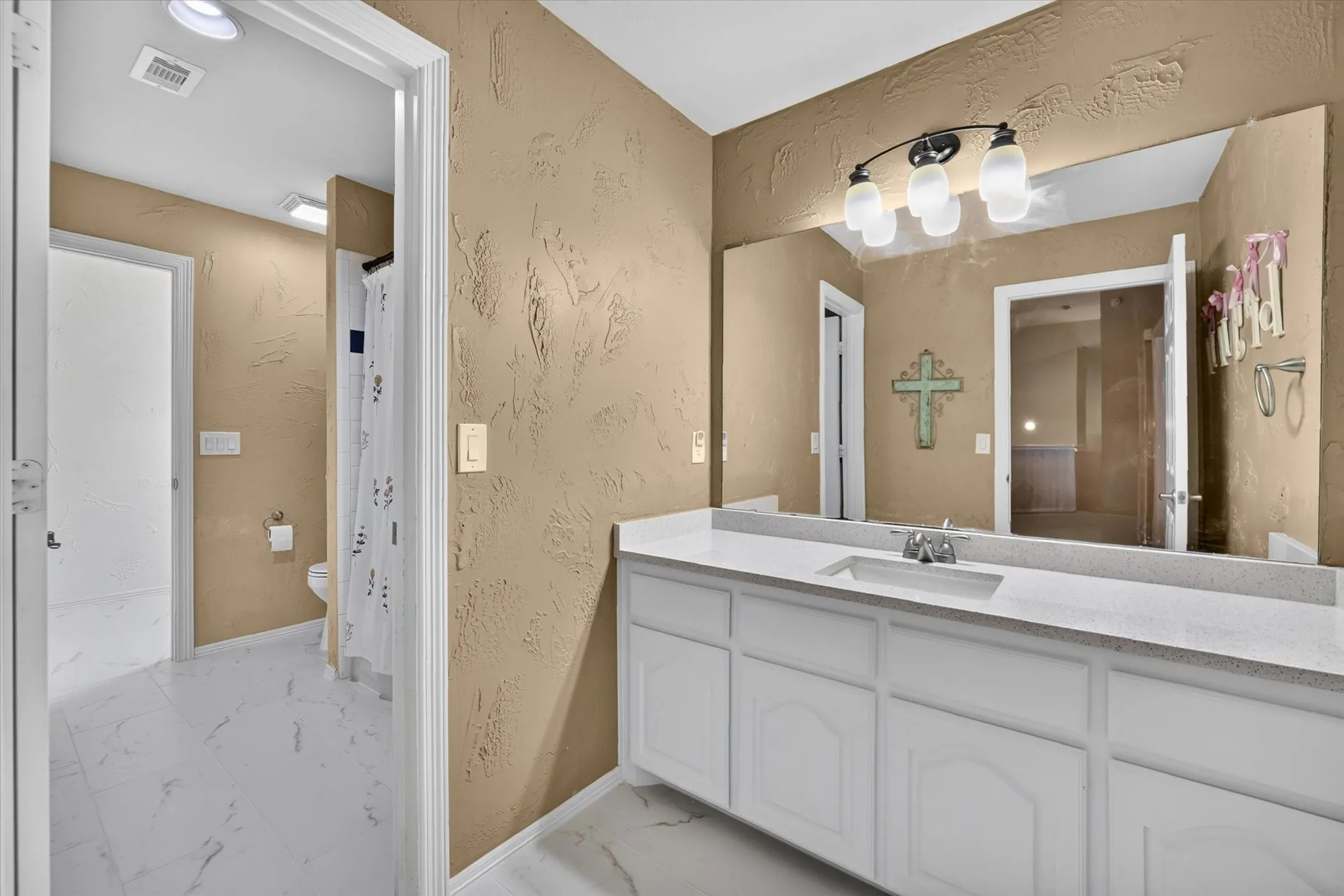 Single Family Residence For Sale in Denton County , 2830 Woodhollow Court, Highland Village, Texas 75077, 4 Bedroom, 3 Bathroom, 2 Garage spaces, 3,418 Sqft, built in 1994, mls#21382145, Real Estate Agent in Highland Village, Homes For Sale in Denton county, Homes For Sale in Highland Village, Realtor in Highland Village Texas, Real Estate Brokerage Independent Realty Texas, Luminita Cordes Realtor