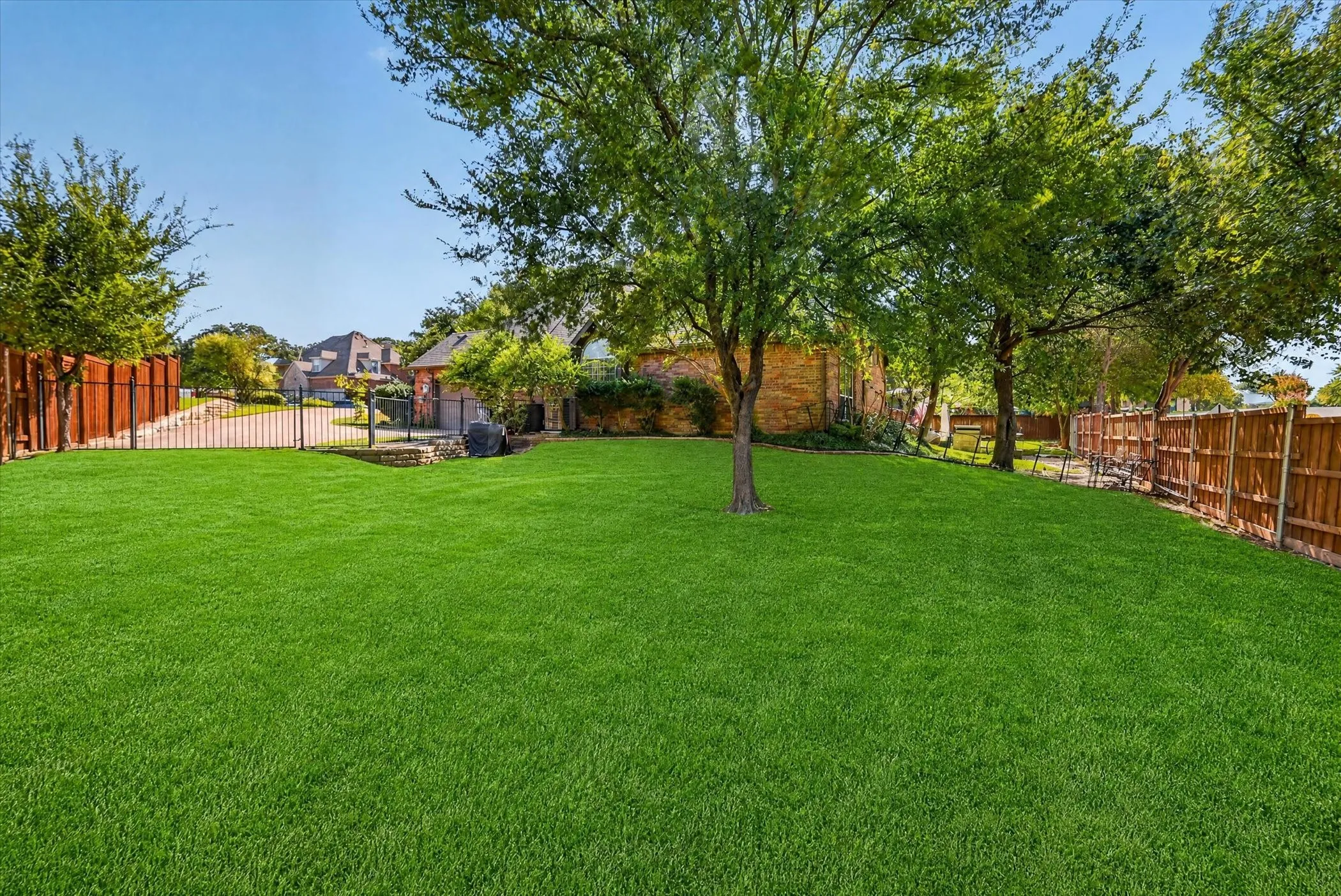 Single Family Residence For Sale in Denton County , 2830 Woodhollow Court, Highland Village, Texas 75077, 4 Bedroom, 3 Bathroom, 2 Garage spaces, 3,418 Sqft, built in 1994, mls#21382145, Real Estate Agent in Highland Village, Homes For Sale in Denton county, Homes For Sale in Highland Village, Realtor in Highland Village Texas, Real Estate Brokerage Independent Realty Texas, Luminita Cordes Realtor
