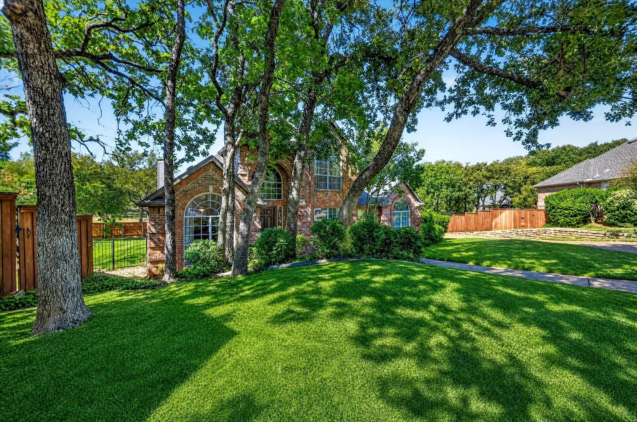 Single Family Residence For Sale in Denton County , 2830 Woodhollow Court, Highland Village, Texas 75077, 4 Bedroom, 3 Bathroom, 2 Garage spaces, 3,418 Sqft, built in 1994, mls#21382145, Real Estate Agent in Highland Village, Homes For Sale in Denton county, Homes For Sale in Highland Village, Realtor in Highland Village Texas, Real Estate Brokerage Independent Realty Texas, Luminita Cordes Realtor