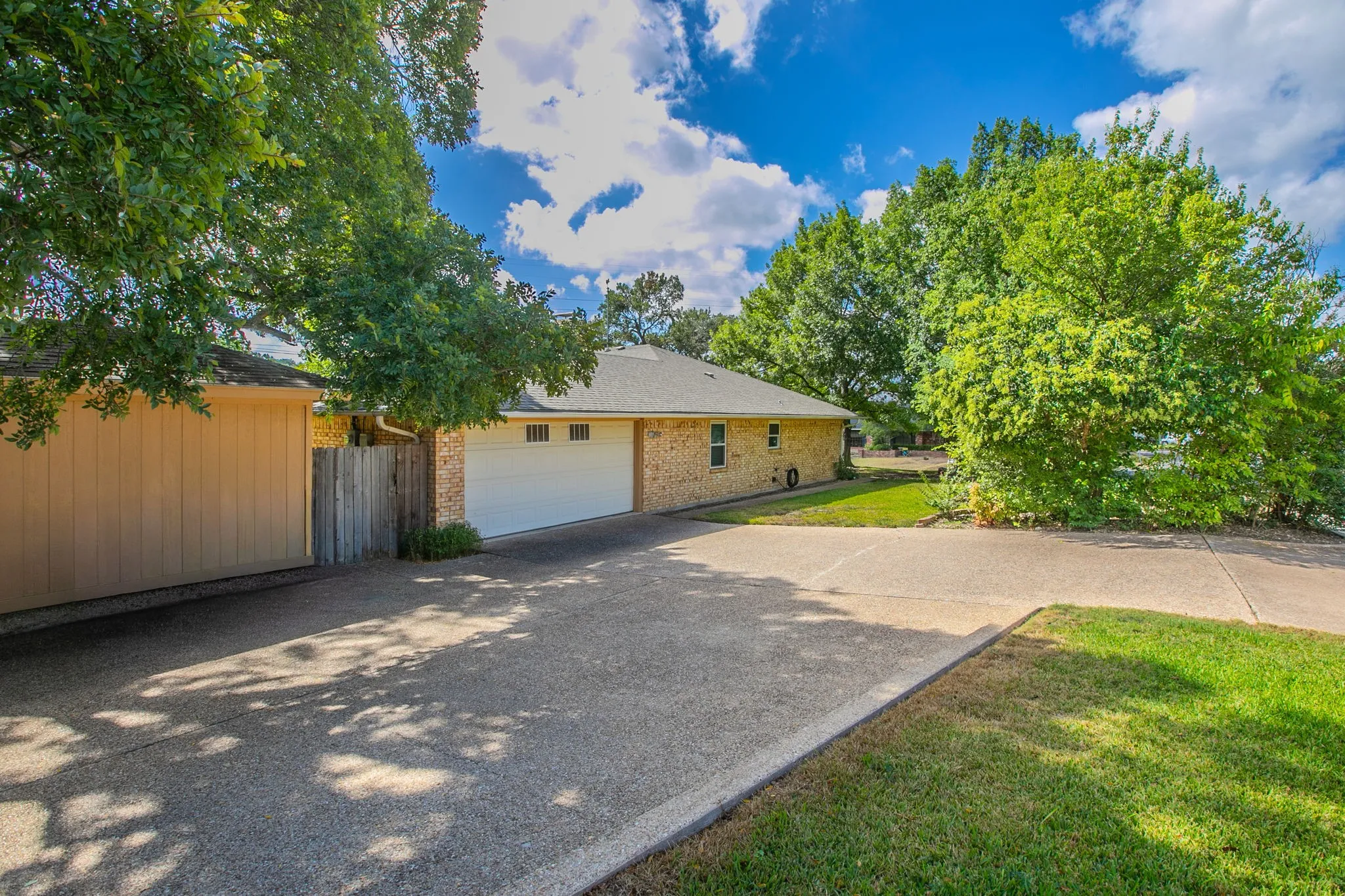 Single Family Residence For Sale in Mc Lennan County , 1033 Rambler Drive, Waco, Texas 76710, 4 Bedroom, 2 Bathroom, 2 Garage spaces, 2,194 Sqft, built in 1972, mls#21385763, Real Estate Agent in Waco, Homes For Sale in Mc Lennan county, Homes For Sale in Waco, Realtor in Waco Texas, Real Estate Brokerage Independent Realty Texas, Luminita Cordes Realtor