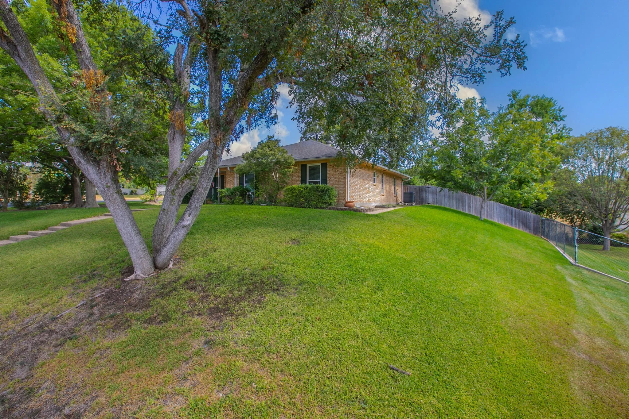 Single Family Residence For Sale in Mc Lennan County , 1033 Rambler Drive, Waco, Texas 76710, 4 Bedroom, 2 Bathroom, 2 Garage spaces, 2,194 Sqft, built in 1972, mls#21385763, Real Estate Agent in Waco, Homes For Sale in Mc Lennan county, Homes For Sale in Waco, Realtor in Waco Texas, Real Estate Brokerage Independent Realty Texas, Luminita Cordes Realtor