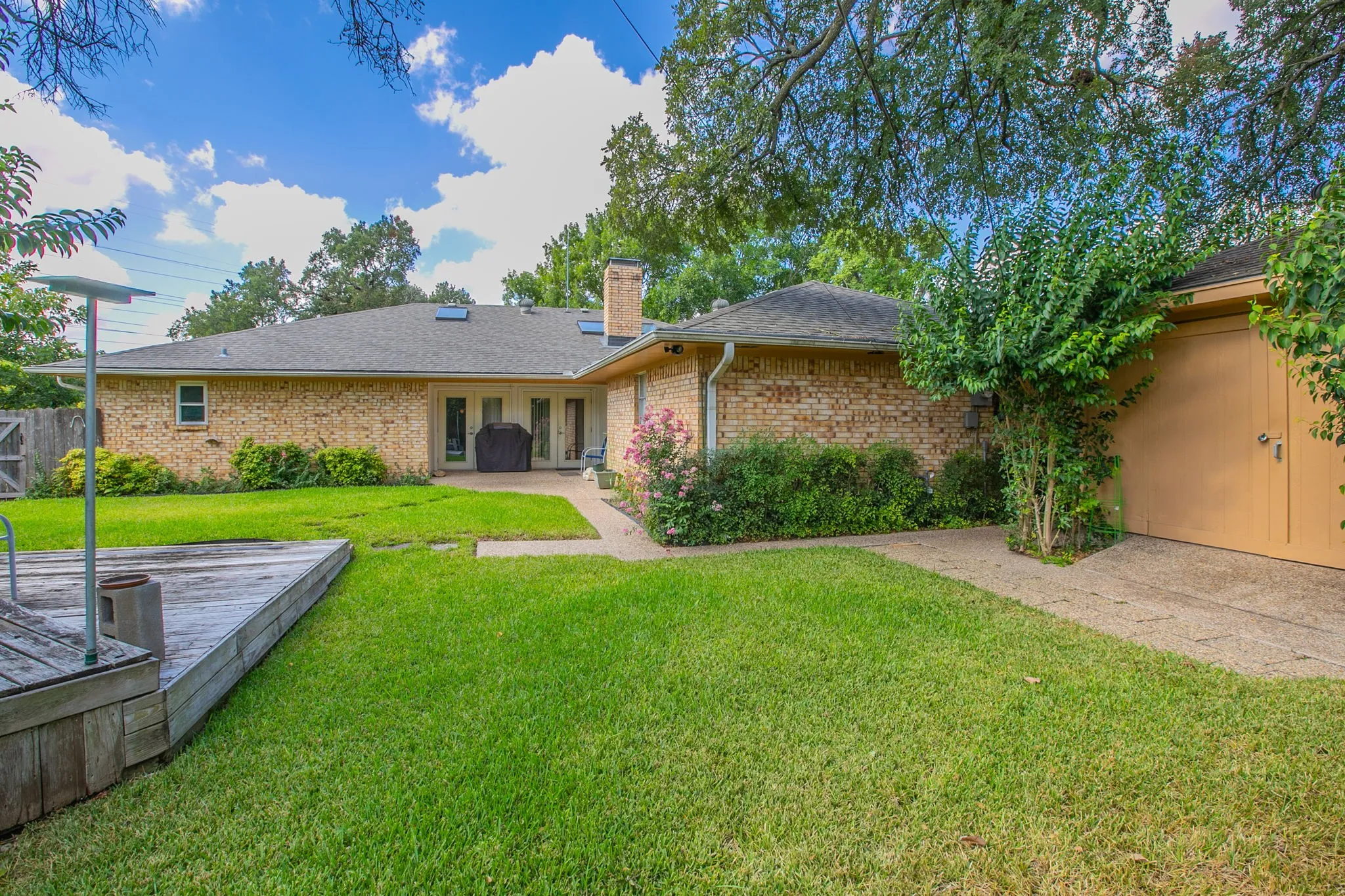 Single Family Residence For Sale in Mc Lennan County , 1033 Rambler Drive, Waco, Texas 76710, 4 Bedroom, 2 Bathroom, 2 Garage spaces, 2,194 Sqft, built in 1972, mls#21385763, Real Estate Agent in Waco, Homes For Sale in Mc Lennan county, Homes For Sale in Waco, Realtor in Waco Texas, Real Estate Brokerage Independent Realty Texas, Luminita Cordes Realtor