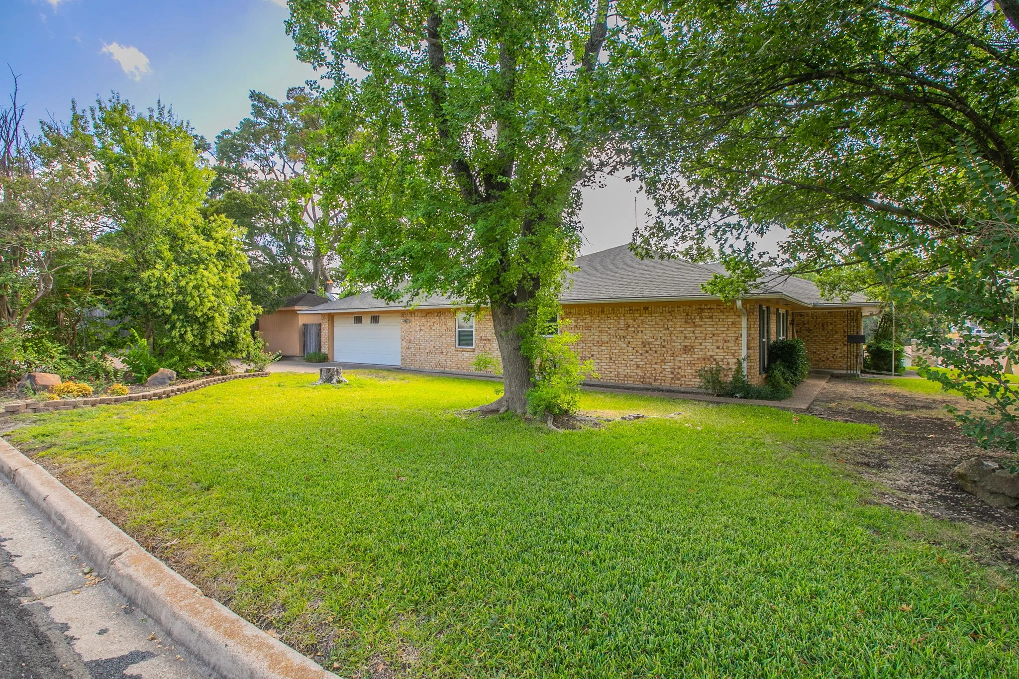 Single Family Residence For Sale in Mc Lennan County , 1033 Rambler Drive, Waco, Texas 76710, 4 Bedroom, 2 Bathroom, 2 Garage spaces, 2,194 Sqft, built in 1972, mls#21385763, Real Estate Agent in Waco, Homes For Sale in Mc Lennan county, Homes For Sale in Waco, Realtor in Waco Texas, Real Estate Brokerage Independent Realty Texas, Luminita Cordes Realtor