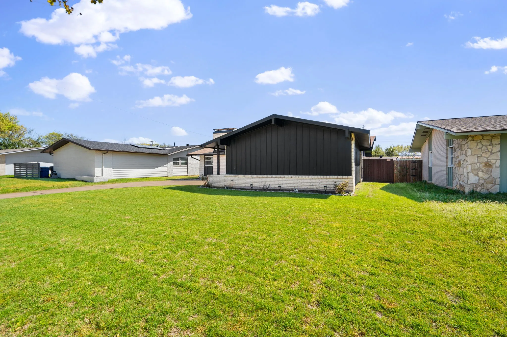 Single Family Residence For Rent in Dallas County , 3244 High Brook Drive, Dallas, Texas 75234, 3 Bedroom, 2 Bathroom, 2 Garage spaces, 1,504 Sqft, built in 1961, mls#21388381, Real Estate Agent in Dallas, Homes For Rent in Dallas county, Homes For Rent in Dallas, Realtor in Dallas Texas, Real Estate Brokerage Independent Realty Texas, Luminita Cordes Realtor
