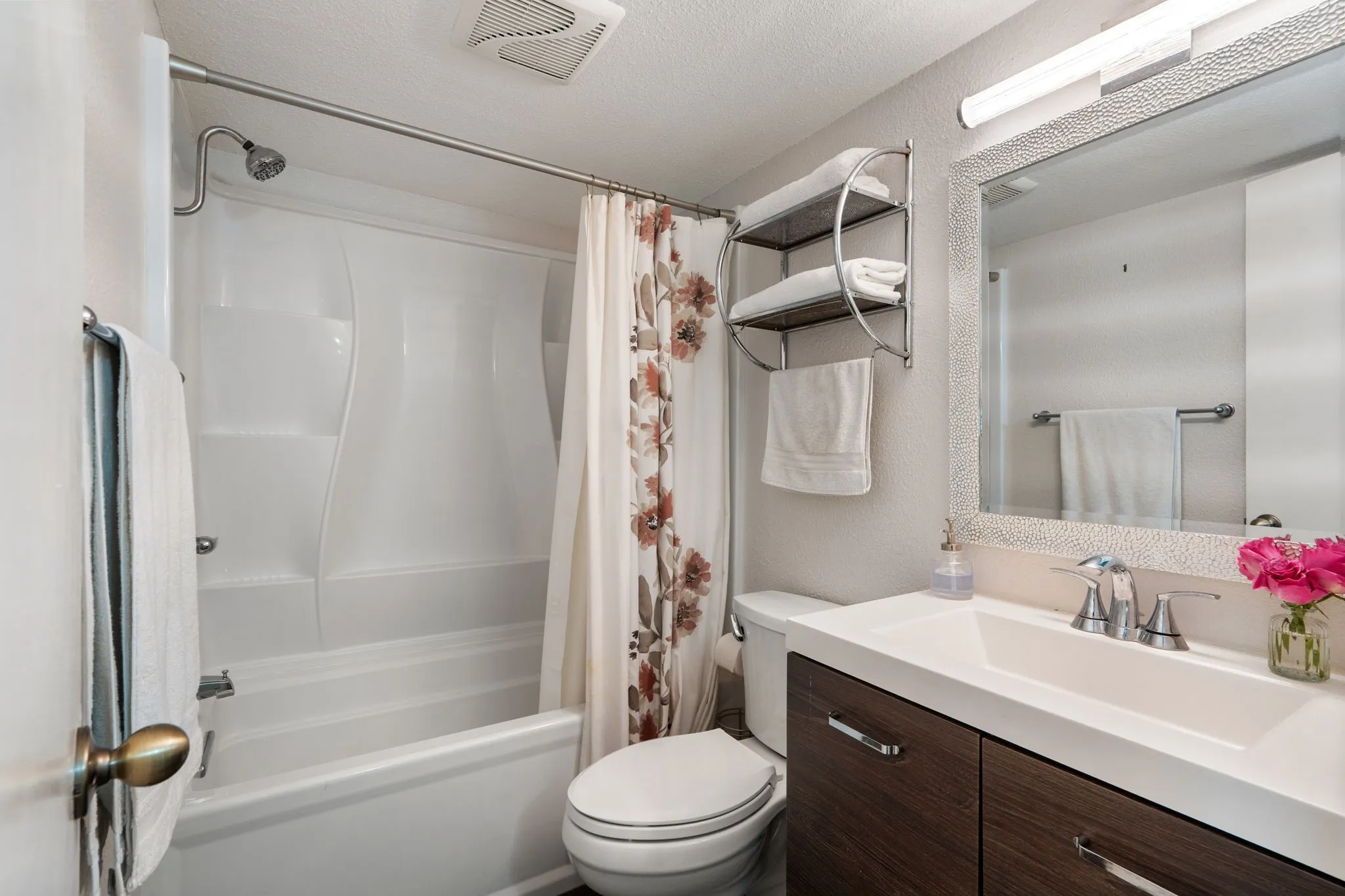 Single Family Residence For Rent in Dallas County , 3244 High Brook Drive, Dallas, Texas 75234, 3 Bedroom, 2 Bathroom, 2 Garage spaces, 1,504 Sqft, built in 1961, mls#21388381, Real Estate Agent in Dallas, Homes For Rent in Dallas county, Homes For Rent in Dallas, Realtor in Dallas Texas, Real Estate Brokerage Independent Realty Texas, Luminita Cordes Realtor