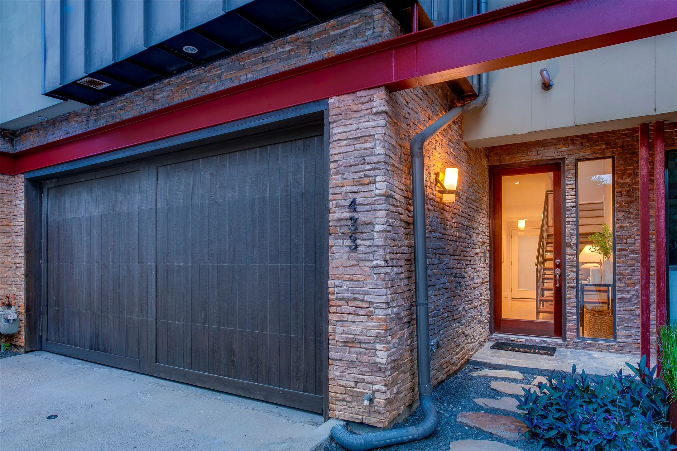 Townhouse For Sale in Dallas County , 433 Trinity River Circle, Dallas, Texas 75203, 2 Bedroom, 3 Bathroom, 2 Garage spaces, 2,064 Sqft, built in 2006, mls#21388345, Real Estate Agent in Dallas, Homes For Sale in Dallas county, Homes For Sale in Dallas, Realtor in Dallas Texas, Real Estate Brokerage Independent Realty Texas, Luminita Cordes Realtor