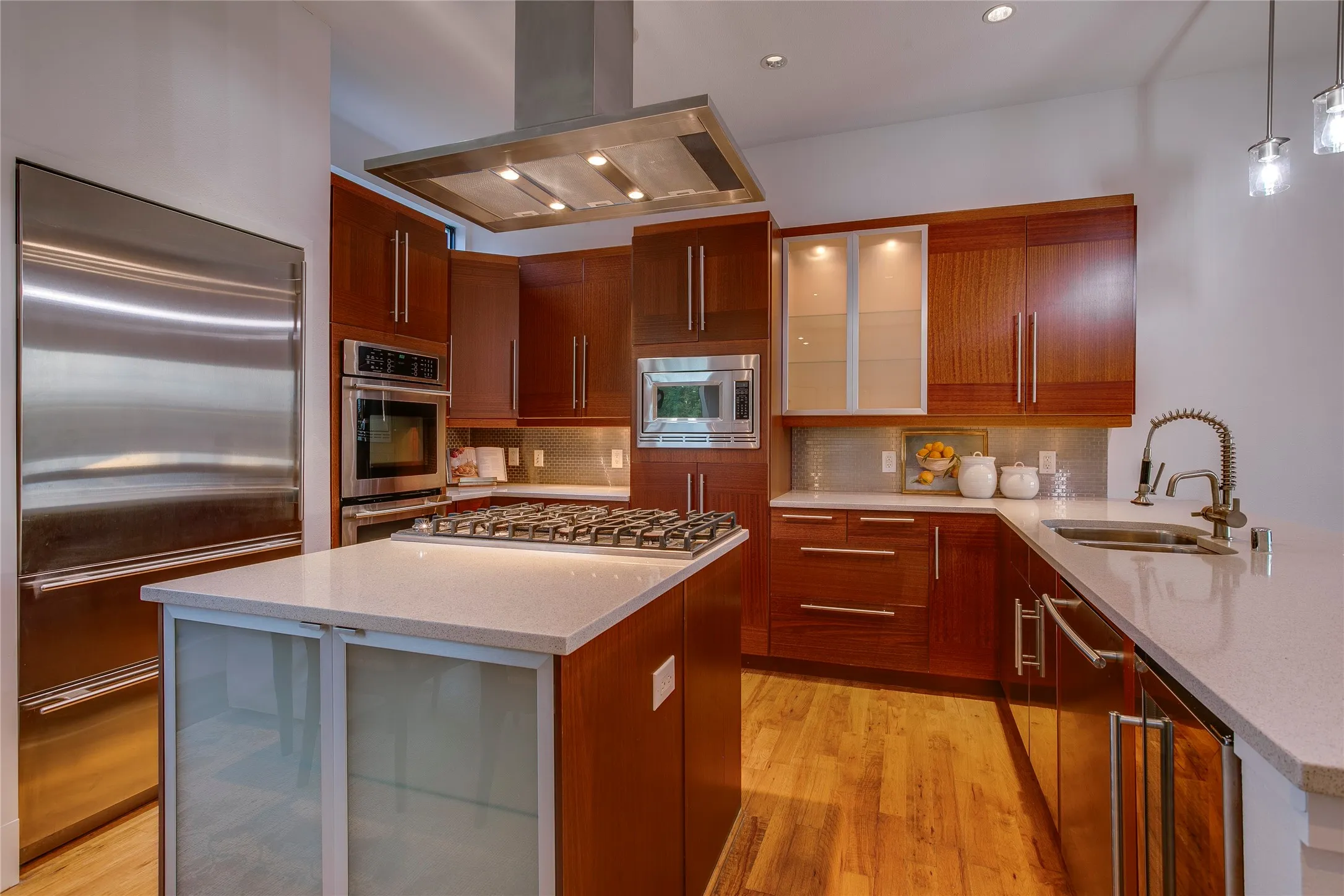 Townhouse For Sale in Dallas County , 433 Trinity River Circle, Dallas, Texas 75203, 2 Bedroom, 3 Bathroom, 2 Garage spaces, 2,064 Sqft, built in 2006, mls#21388345, Real Estate Agent in Dallas, Homes For Sale in Dallas county, Homes For Sale in Dallas, Realtor in Dallas Texas, Real Estate Brokerage Independent Realty Texas, Luminita Cordes Realtor