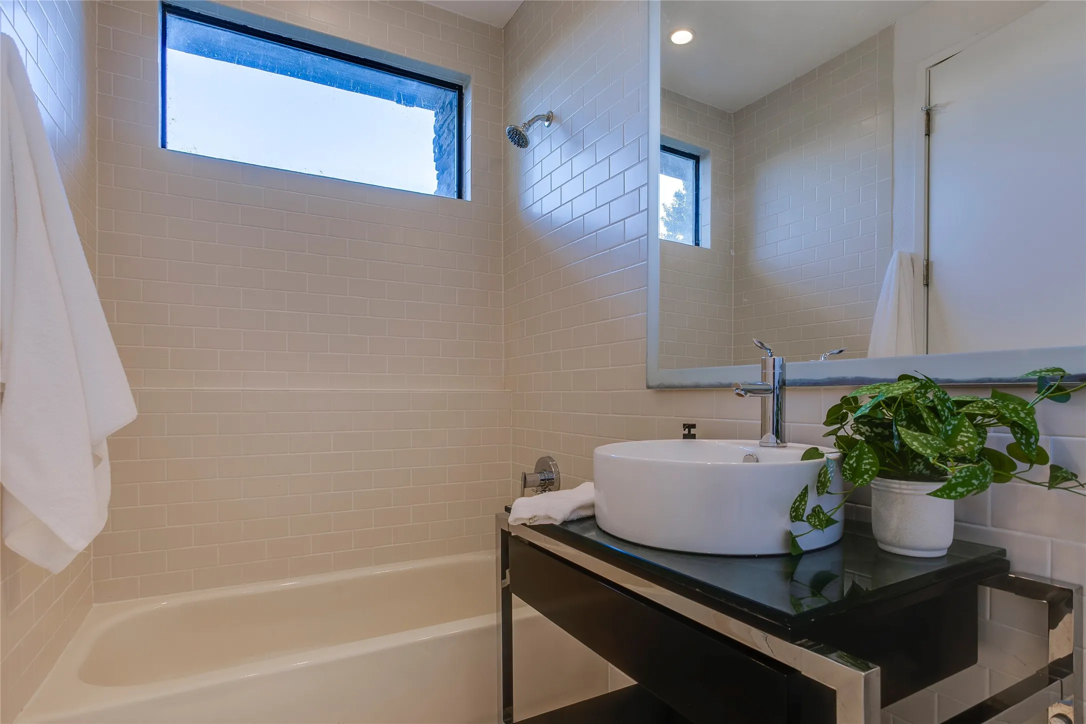 Townhouse For Sale in Dallas County , 433 Trinity River Circle, Dallas, Texas 75203, 2 Bedroom, 3 Bathroom, 2 Garage spaces, 2,064 Sqft, built in 2006, mls#21388345, Real Estate Agent in Dallas, Homes For Sale in Dallas county, Homes For Sale in Dallas, Realtor in Dallas Texas, Real Estate Brokerage Independent Realty Texas, Luminita Cordes Realtor