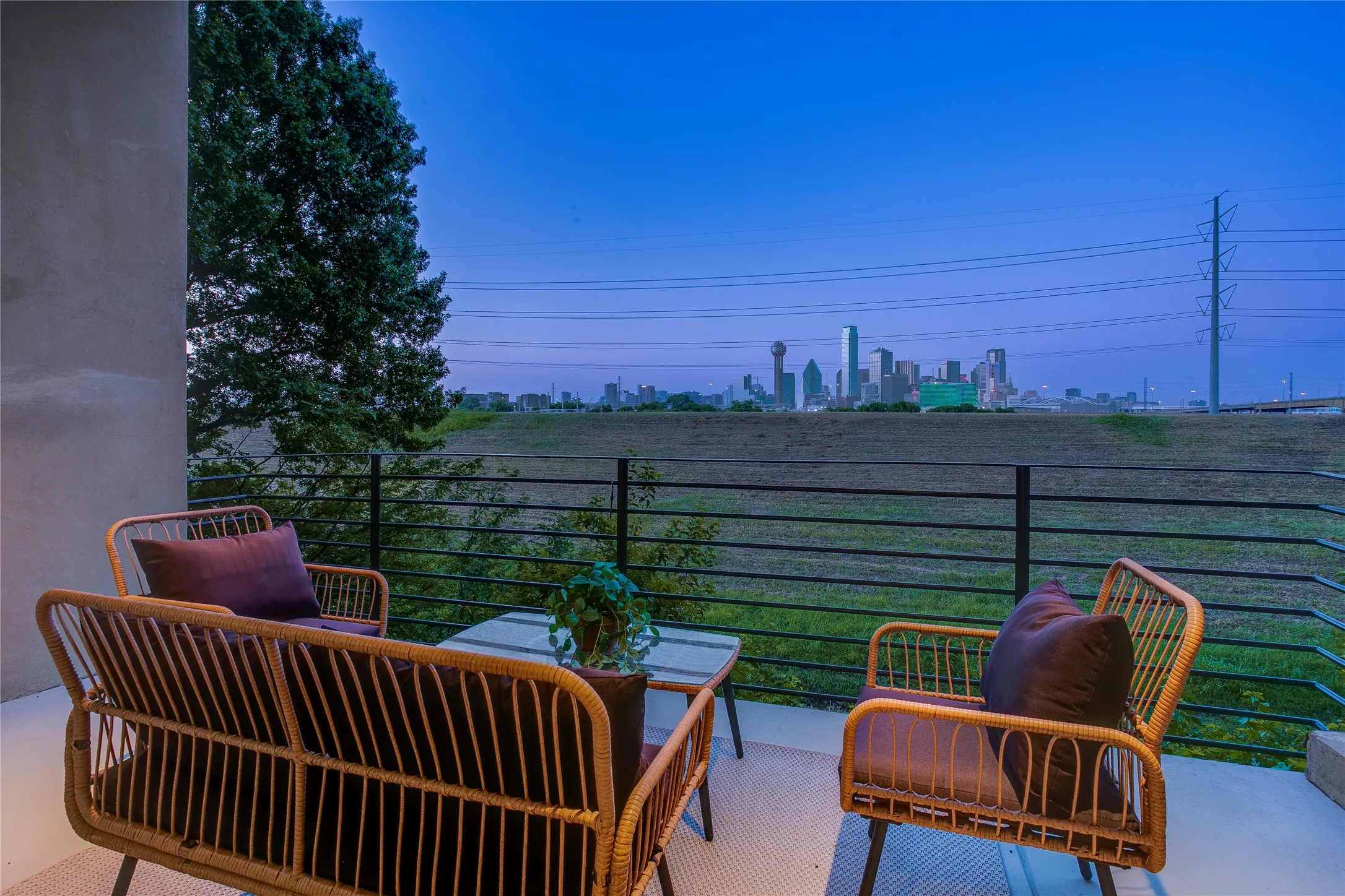 Townhouse For Sale in Dallas County , 433 Trinity River Circle, Dallas, Texas 75203, 2 Bedroom, 3 Bathroom, 2 Garage spaces, 2,064 Sqft, built in 2006, mls#21388345, Real Estate Agent in Dallas, Homes For Sale in Dallas county, Homes For Sale in Dallas, Realtor in Dallas Texas, Real Estate Brokerage Independent Realty Texas, Luminita Cordes Realtor