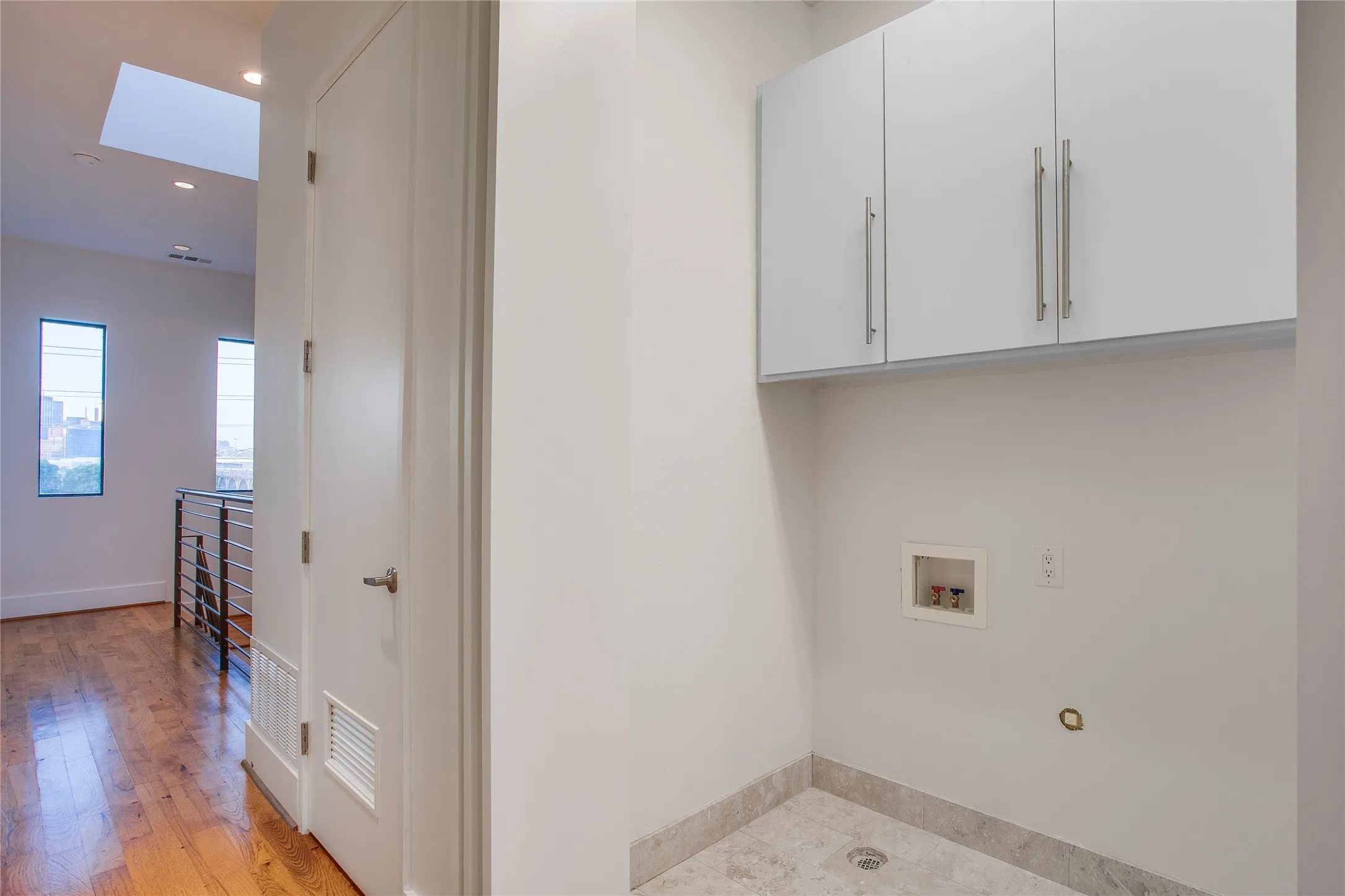 Townhouse For Sale in Dallas County , 433 Trinity River Circle, Dallas, Texas 75203, 2 Bedroom, 3 Bathroom, 2 Garage spaces, 2,064 Sqft, built in 2006, mls#21388345, Real Estate Agent in Dallas, Homes For Sale in Dallas county, Homes For Sale in Dallas, Realtor in Dallas Texas, Real Estate Brokerage Independent Realty Texas, Luminita Cordes Realtor