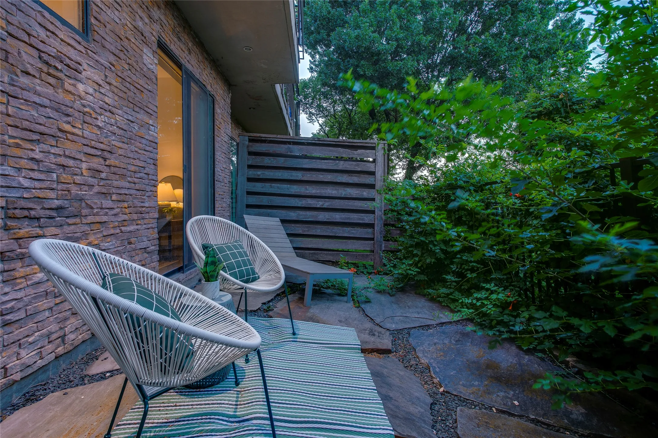 Townhouse For Sale in Dallas County , 433 Trinity River Circle, Dallas, Texas 75203, 2 Bedroom, 3 Bathroom, 2 Garage spaces, 2,064 Sqft, built in 2006, mls#21388345, Real Estate Agent in Dallas, Homes For Sale in Dallas county, Homes For Sale in Dallas, Realtor in Dallas Texas, Real Estate Brokerage Independent Realty Texas, Luminita Cordes Realtor