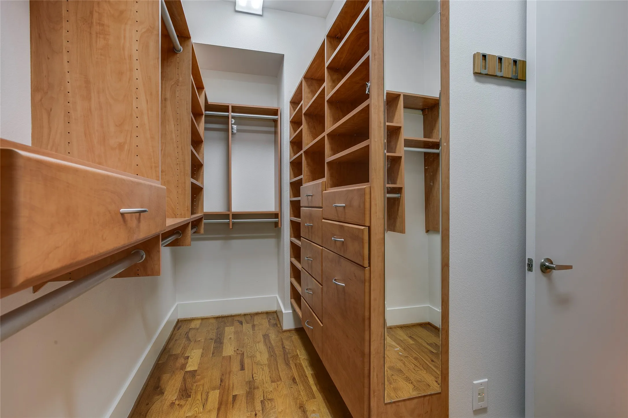 Townhouse For Sale in Dallas County , 433 Trinity River Circle, Dallas, Texas 75203, 2 Bedroom, 3 Bathroom, 2 Garage spaces, 2,064 Sqft, built in 2006, mls#21388345, Real Estate Agent in Dallas, Homes For Sale in Dallas county, Homes For Sale in Dallas, Realtor in Dallas Texas, Real Estate Brokerage Independent Realty Texas, Luminita Cordes Realtor