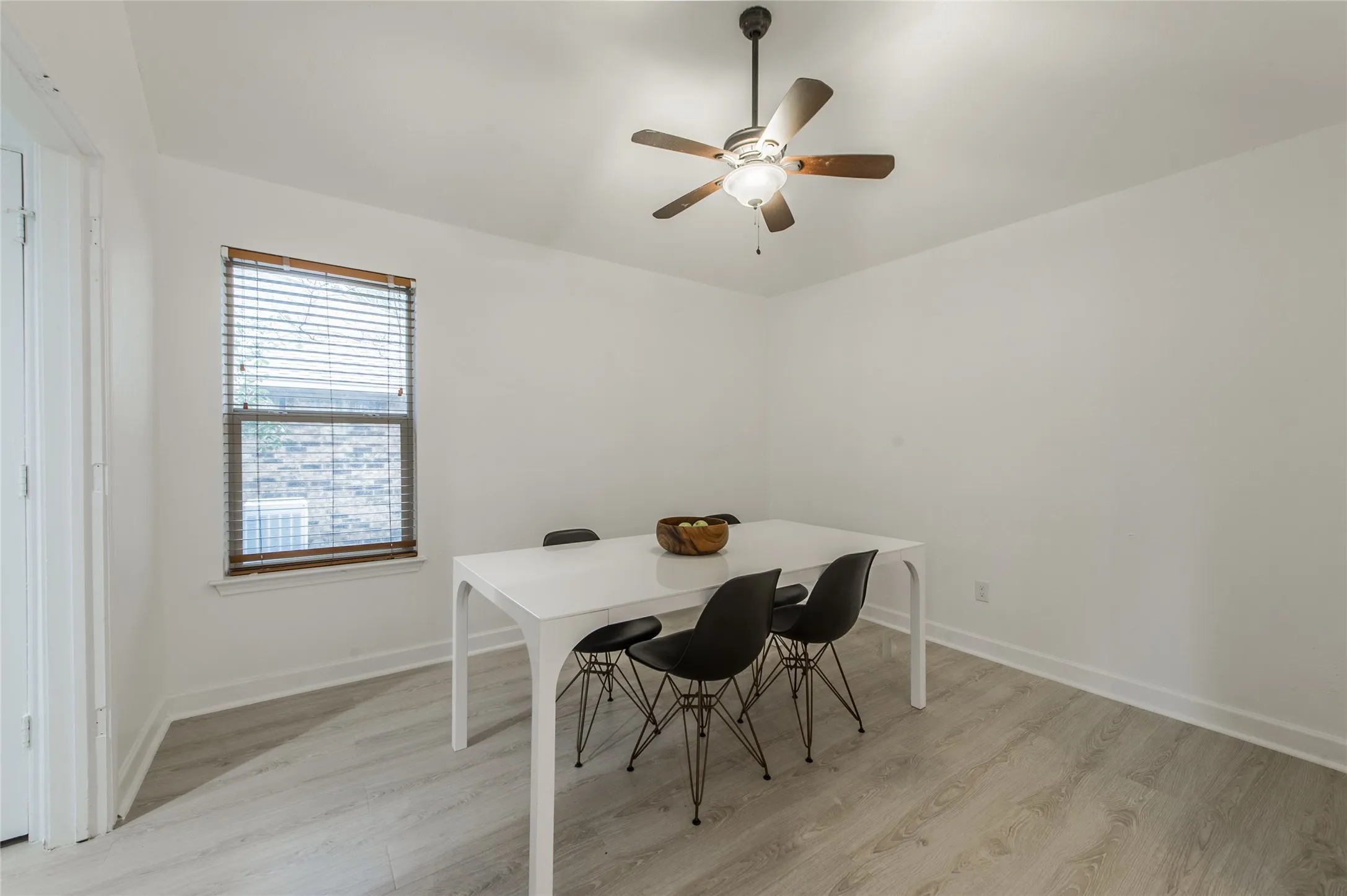 Single Family Residence For Rent in Dallas County , 2901 Hampshire Drive, Garland, Texas 75040, 3 Bedroom, 2 Bathroom, 2 Garage spaces, 1,772 Sqft, built in 1986, mls#21388390, Real Estate Agent in Garland, Homes For Rent in Dallas county, Homes For Rent in Garland, Realtor in Garland Texas, Real Estate Brokerage Independent Realty Texas, Luminita Cordes Realtor