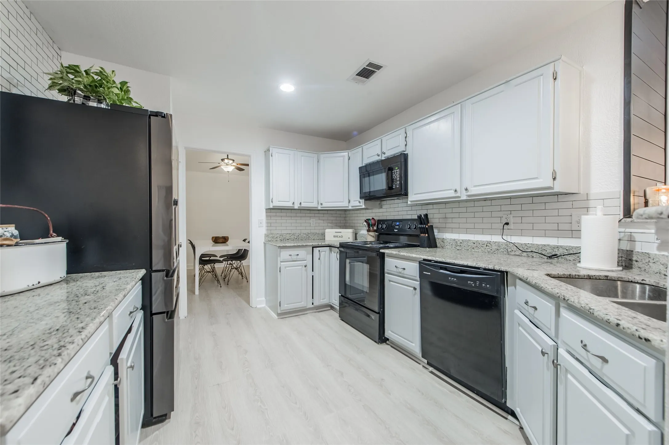 Single Family Residence For Rent in Dallas County , 2901 Hampshire Drive, Garland, Texas 75040, 3 Bedroom, 2 Bathroom, 2 Garage spaces, 1,772 Sqft, built in 1986, mls#21388390, Real Estate Agent in Garland, Homes For Rent in Dallas county, Homes For Rent in Garland, Realtor in Garland Texas, Real Estate Brokerage Independent Realty Texas, Luminita Cordes Realtor