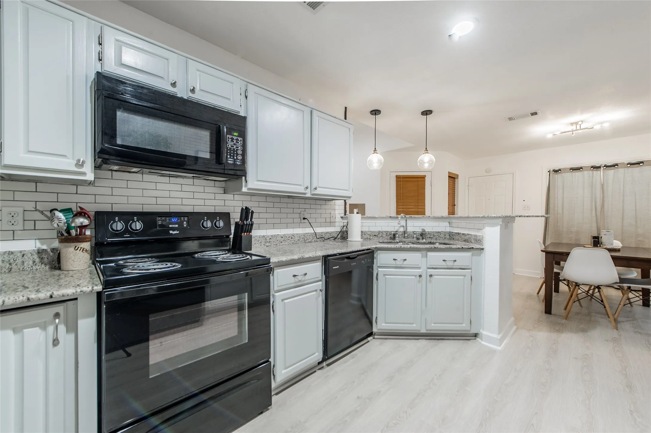 Single Family Residence For Rent in Dallas County , 2901 Hampshire Drive, Garland, Texas 75040, 3 Bedroom, 2 Bathroom, 2 Garage spaces, 1,772 Sqft, built in 1986, mls#21388390, Real Estate Agent in Garland, Homes For Rent in Dallas county, Homes For Rent in Garland, Realtor in Garland Texas, Real Estate Brokerage Independent Realty Texas, Luminita Cordes Realtor