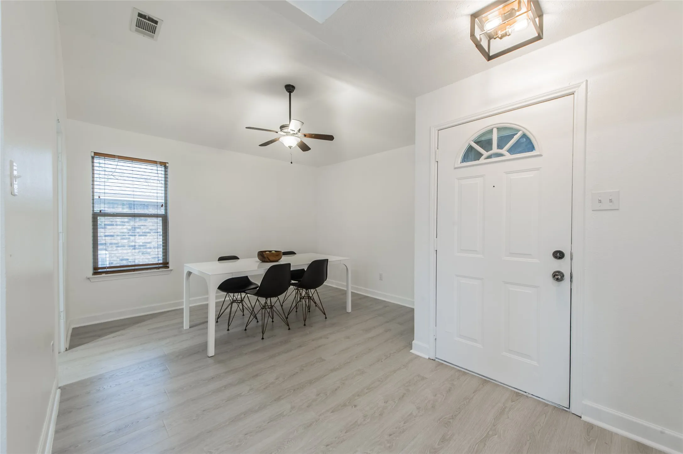 Single Family Residence For Rent in Dallas County , 2901 Hampshire Drive, Garland, Texas 75040, 3 Bedroom, 2 Bathroom, 2 Garage spaces, 1,772 Sqft, built in 1986, mls#21388390, Real Estate Agent in Garland, Homes For Rent in Dallas county, Homes For Rent in Garland, Realtor in Garland Texas, Real Estate Brokerage Independent Realty Texas, Luminita Cordes Realtor