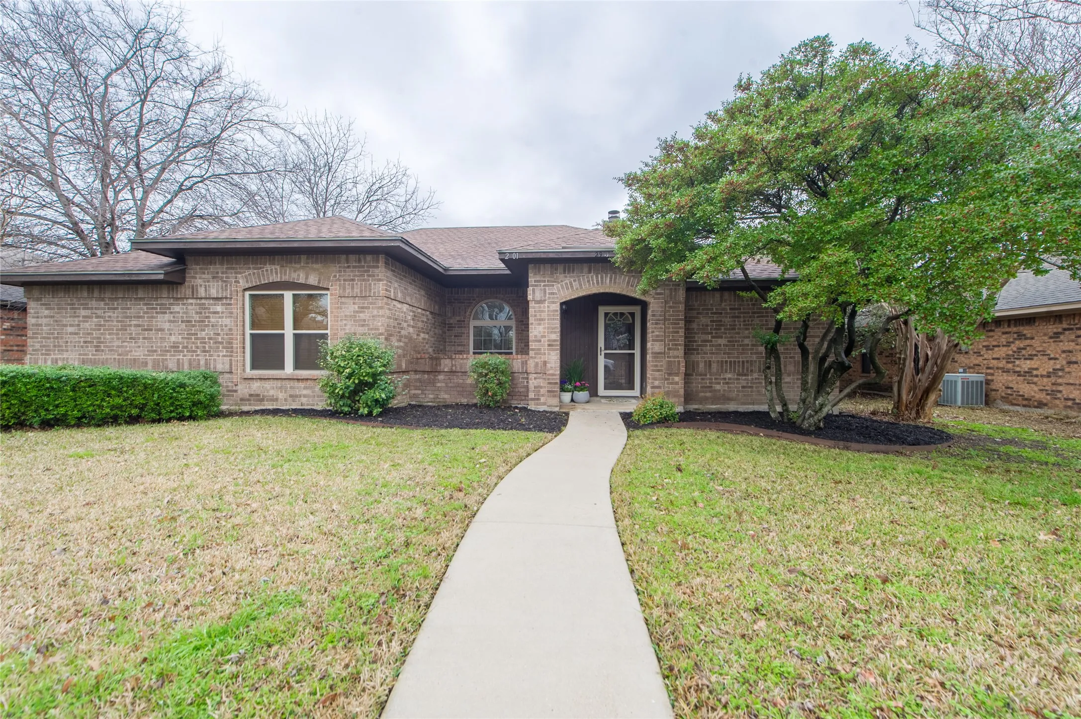 Single Family Residence For Rent in Dallas County , 2901 Hampshire Drive, Garland, Texas 75040, 3 Bedroom, 2 Bathroom, 2 Garage spaces, 1,772 Sqft, built in 1986, mls#21388390, Real Estate Agent in Garland, Homes For Rent in Dallas county, Homes For Rent in Garland, Realtor in Garland Texas, Real Estate Brokerage Independent Realty Texas, Luminita Cordes Realtor