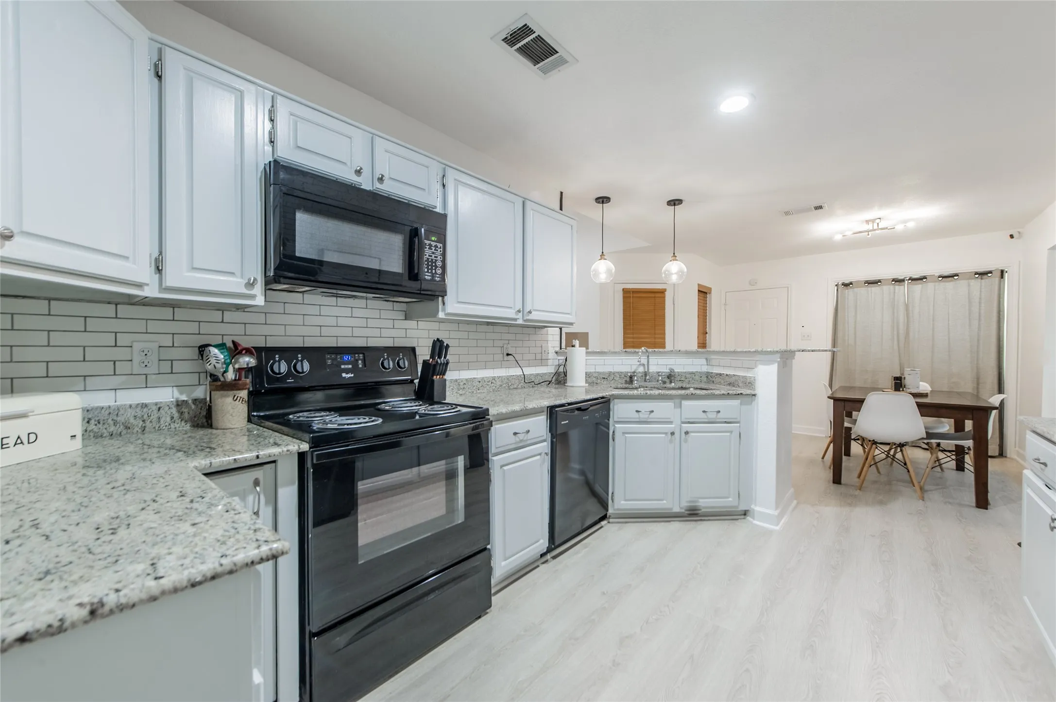 Single Family Residence For Rent in Dallas County , 2901 Hampshire Drive, Garland, Texas 75040, 3 Bedroom, 2 Bathroom, 2 Garage spaces, 1,772 Sqft, built in 1986, mls#21388390, Real Estate Agent in Garland, Homes For Rent in Dallas county, Homes For Rent in Garland, Realtor in Garland Texas, Real Estate Brokerage Independent Realty Texas, Luminita Cordes Realtor