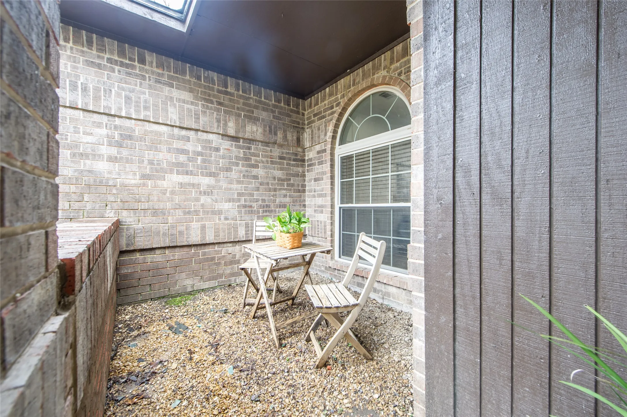 Single Family Residence For Rent in Dallas County , 2901 Hampshire Drive, Garland, Texas 75040, 3 Bedroom, 2 Bathroom, 2 Garage spaces, 1,772 Sqft, built in 1986, mls#21388390, Real Estate Agent in Garland, Homes For Rent in Dallas county, Homes For Rent in Garland, Realtor in Garland Texas, Real Estate Brokerage Independent Realty Texas, Luminita Cordes Realtor