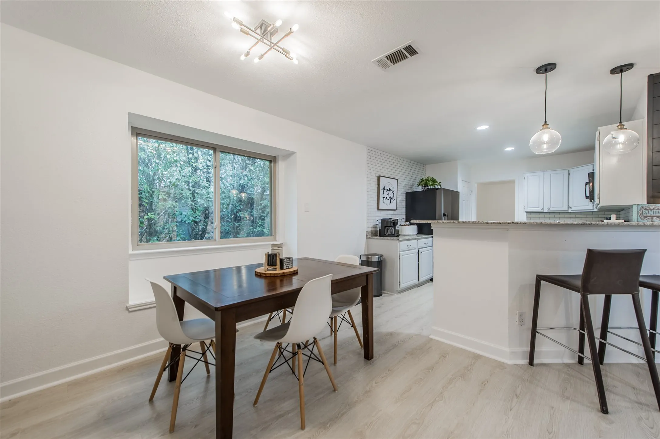 Single Family Residence For Rent in Dallas County , 2901 Hampshire Drive, Garland, Texas 75040, 3 Bedroom, 2 Bathroom, 2 Garage spaces, 1,772 Sqft, built in 1986, mls#21388390, Real Estate Agent in Garland, Homes For Rent in Dallas county, Homes For Rent in Garland, Realtor in Garland Texas, Real Estate Brokerage Independent Realty Texas, Luminita Cordes Realtor