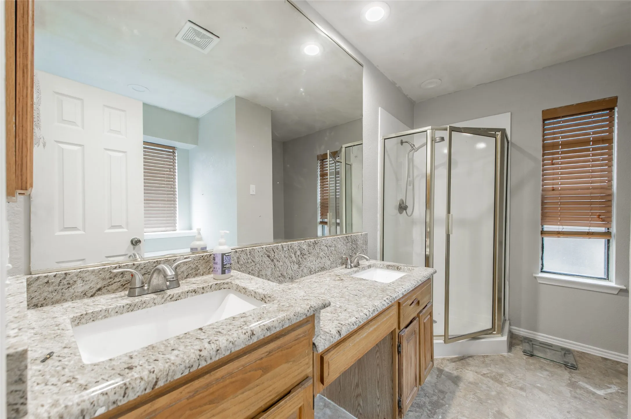 Single Family Residence For Rent in Dallas County , 2901 Hampshire Drive, Garland, Texas 75040, 3 Bedroom, 2 Bathroom, 2 Garage spaces, 1,772 Sqft, built in 1986, mls#21388390, Real Estate Agent in Garland, Homes For Rent in Dallas county, Homes For Rent in Garland, Realtor in Garland Texas, Real Estate Brokerage Independent Realty Texas, Luminita Cordes Realtor