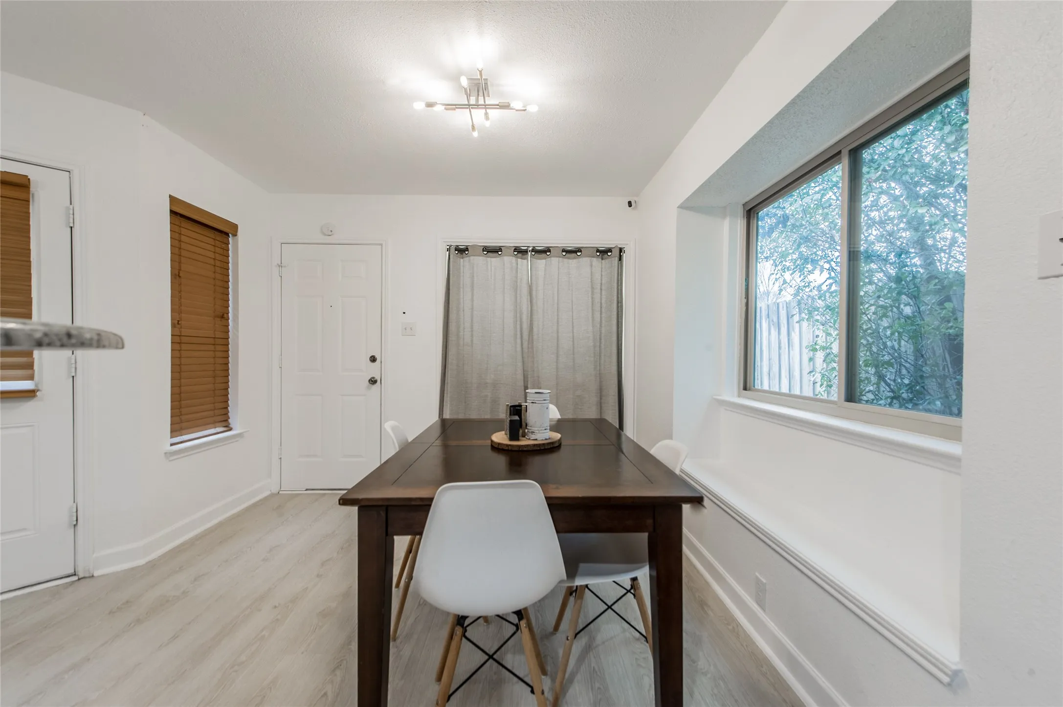 Single Family Residence For Rent in Dallas County , 2901 Hampshire Drive, Garland, Texas 75040, 3 Bedroom, 2 Bathroom, 2 Garage spaces, 1,772 Sqft, built in 1986, mls#21388390, Real Estate Agent in Garland, Homes For Rent in Dallas county, Homes For Rent in Garland, Realtor in Garland Texas, Real Estate Brokerage Independent Realty Texas, Luminita Cordes Realtor
