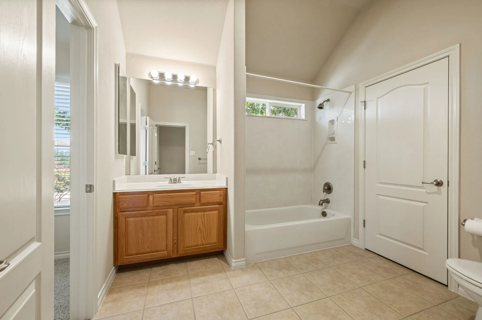 Single Family Residence For Sale in Tarrant County , 614 Rosemead Drive, Euless, Texas 76039, 2 Bedroom, 3 Bathroom, 2 Garage spaces, 1,661 Sqft, built in 2004, mls#21387959, Real Estate Agent in Euless, Homes For Sale in Tarrant county, Homes For Sale in Euless, Realtor in Euless Texas, Real Estate Brokerage Independent Realty Texas, Luminita Cordes Realtor