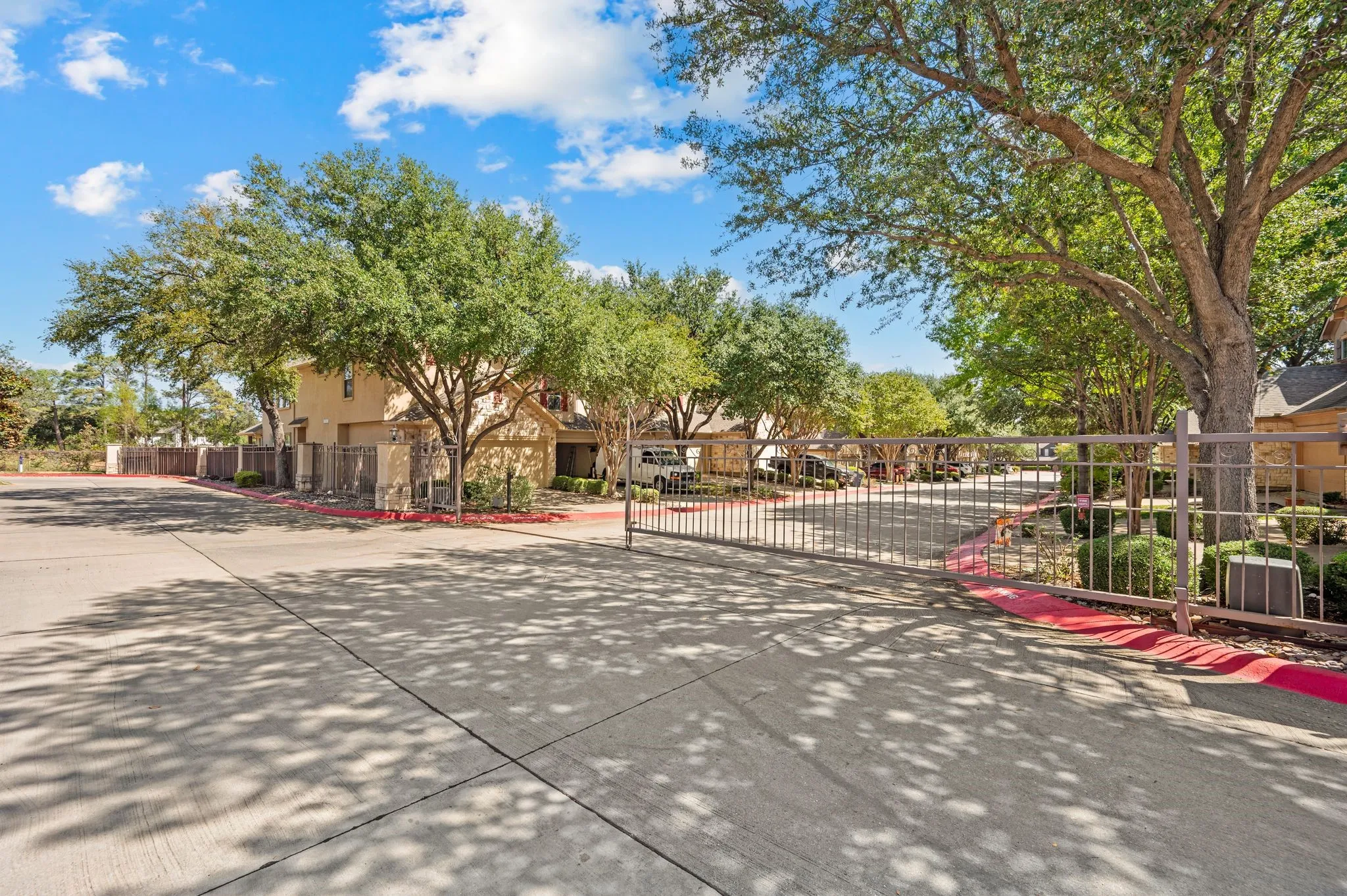 Single Family Residence For Sale in Tarrant County , 614 Rosemead Drive, Euless, Texas 76039, 2 Bedroom, 3 Bathroom, 2 Garage spaces, 1,661 Sqft, built in 2004, mls#21387959, Real Estate Agent in Euless, Homes For Sale in Tarrant county, Homes For Sale in Euless, Realtor in Euless Texas, Real Estate Brokerage Independent Realty Texas, Luminita Cordes Realtor