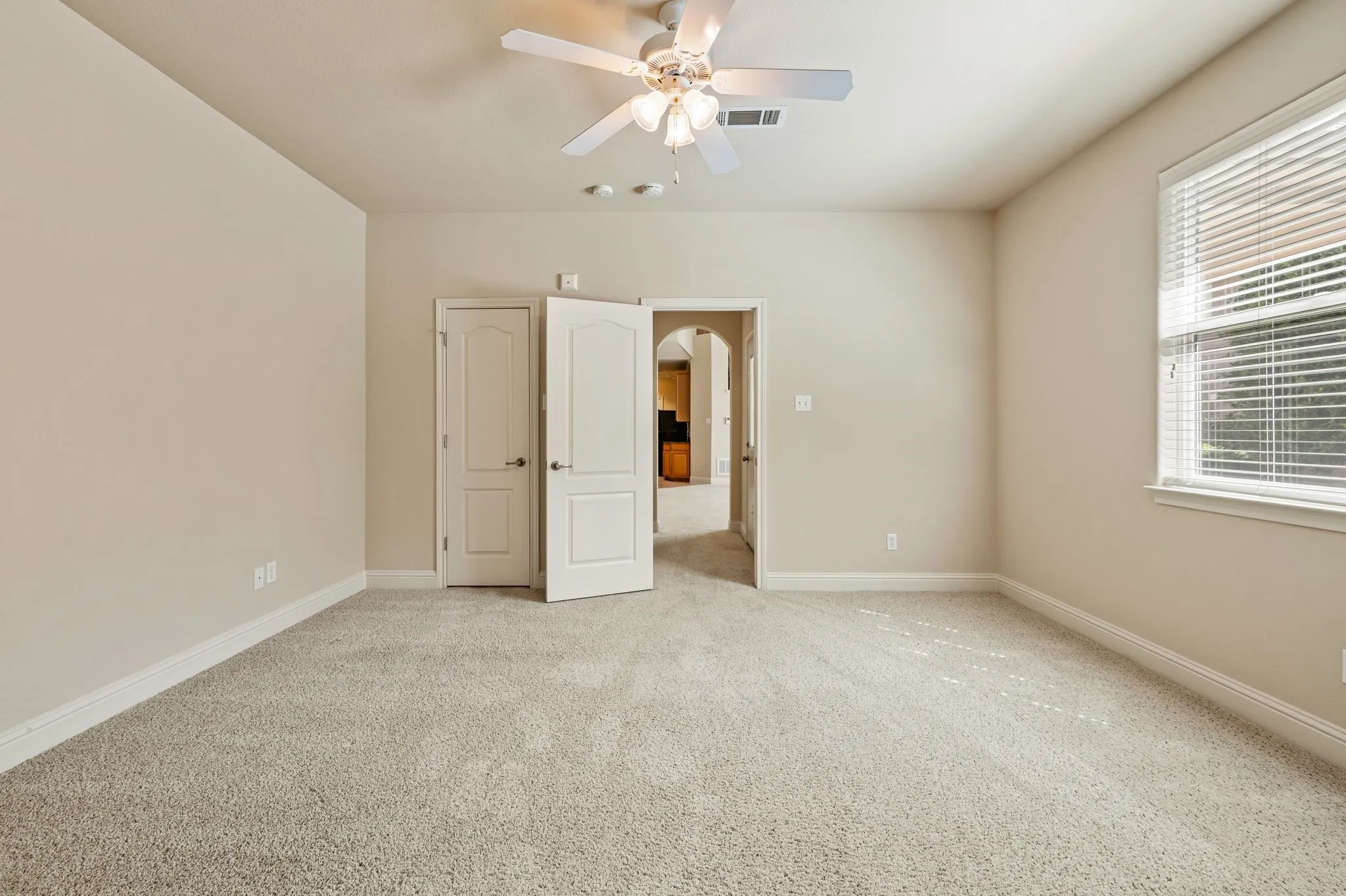 Single Family Residence For Sale in Tarrant County , 614 Rosemead Drive, Euless, Texas 76039, 2 Bedroom, 3 Bathroom, 2 Garage spaces, 1,661 Sqft, built in 2004, mls#21387959, Real Estate Agent in Euless, Homes For Sale in Tarrant county, Homes For Sale in Euless, Realtor in Euless Texas, Real Estate Brokerage Independent Realty Texas, Luminita Cordes Realtor