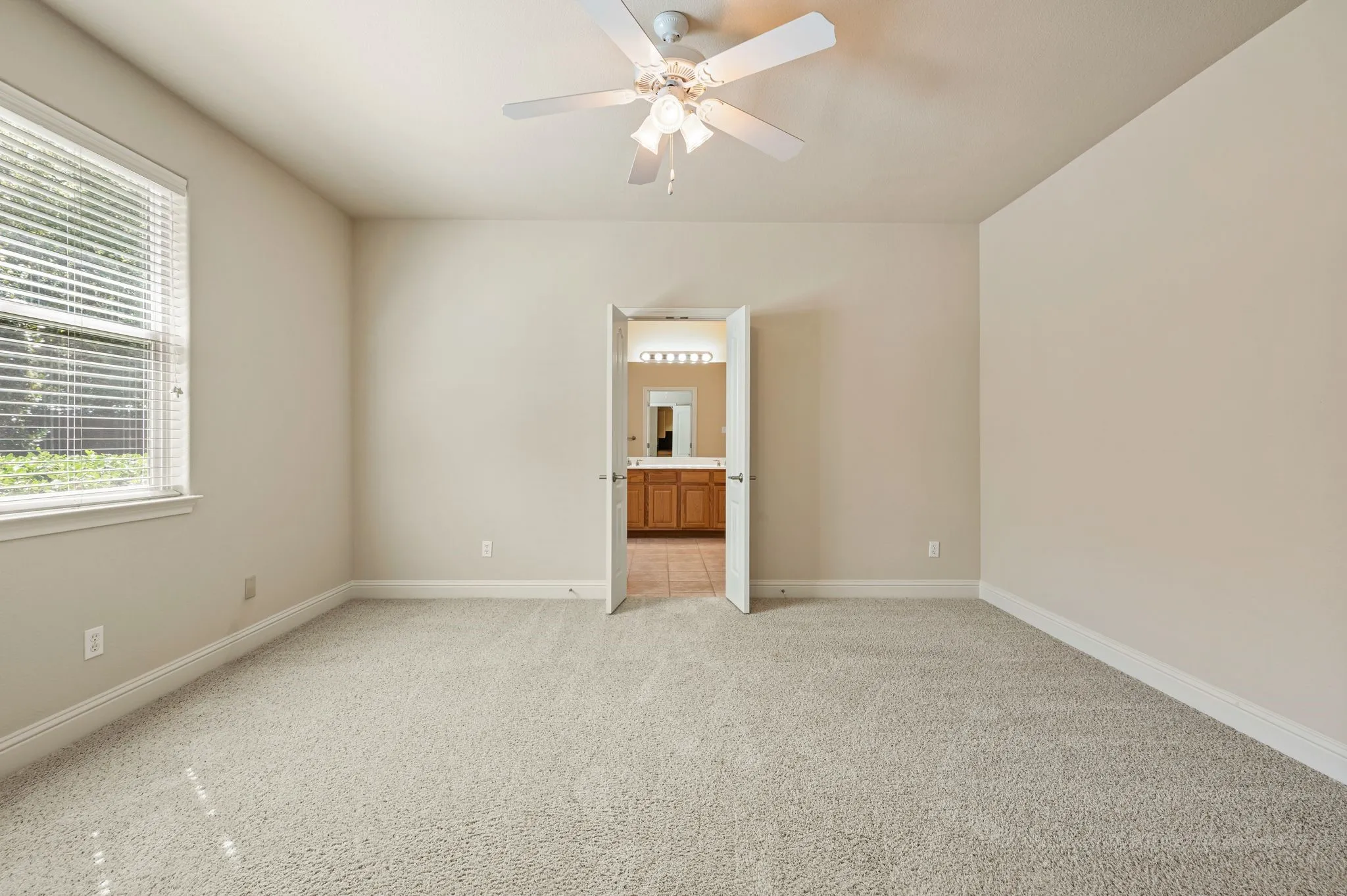 Single Family Residence For Sale in Tarrant County , 614 Rosemead Drive, Euless, Texas 76039, 2 Bedroom, 3 Bathroom, 2 Garage spaces, 1,661 Sqft, built in 2004, mls#21387959, Real Estate Agent in Euless, Homes For Sale in Tarrant county, Homes For Sale in Euless, Realtor in Euless Texas, Real Estate Brokerage Independent Realty Texas, Luminita Cordes Realtor