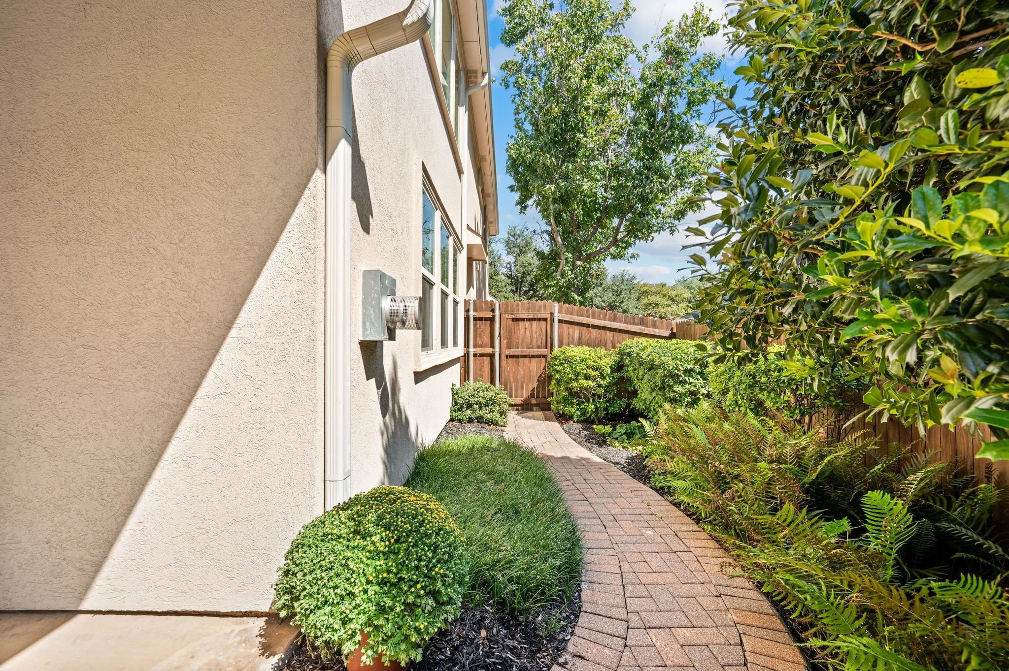 Single Family Residence For Sale in Tarrant County , 614 Rosemead Drive, Euless, Texas 76039, 2 Bedroom, 3 Bathroom, 2 Garage spaces, 1,661 Sqft, built in 2004, mls#21387959, Real Estate Agent in Euless, Homes For Sale in Tarrant county, Homes For Sale in Euless, Realtor in Euless Texas, Real Estate Brokerage Independent Realty Texas, Luminita Cordes Realtor