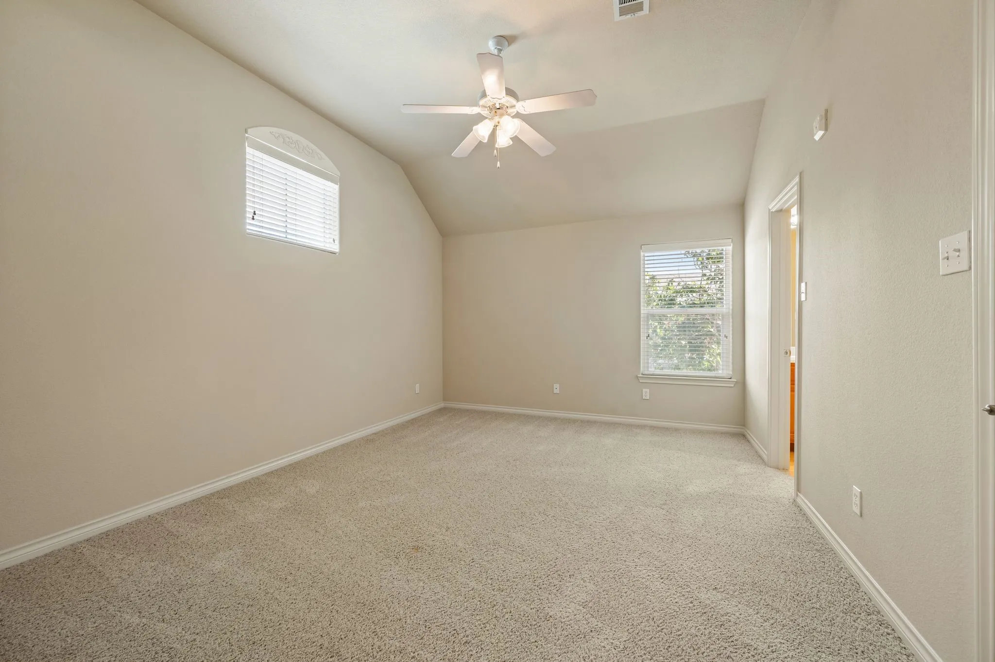 Single Family Residence For Sale in Tarrant County , 614 Rosemead Drive, Euless, Texas 76039, 2 Bedroom, 3 Bathroom, 2 Garage spaces, 1,661 Sqft, built in 2004, mls#21387959, Real Estate Agent in Euless, Homes For Sale in Tarrant county, Homes For Sale in Euless, Realtor in Euless Texas, Real Estate Brokerage Independent Realty Texas, Luminita Cordes Realtor
