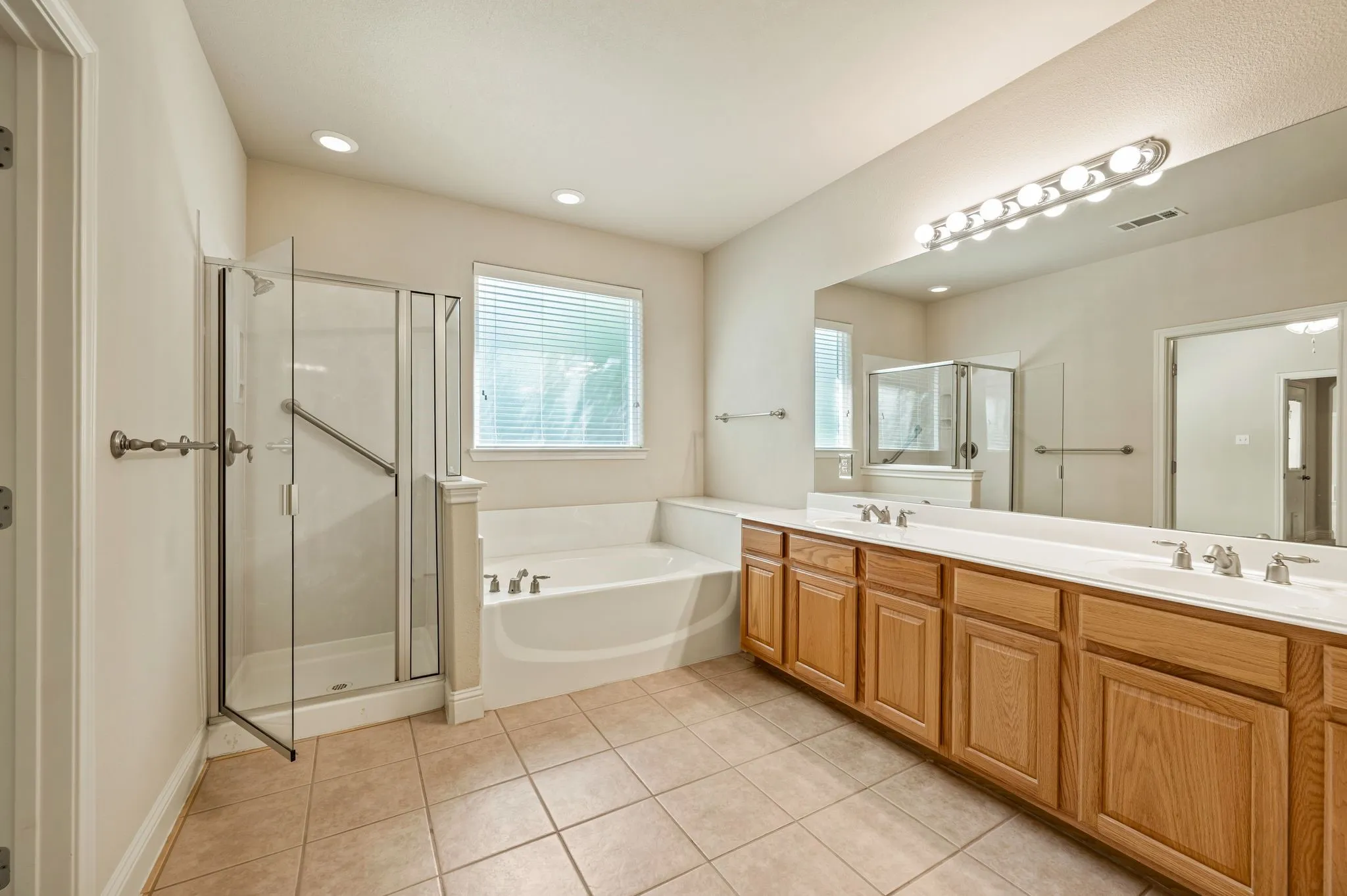 Single Family Residence For Sale in Tarrant County , 614 Rosemead Drive, Euless, Texas 76039, 2 Bedroom, 3 Bathroom, 2 Garage spaces, 1,661 Sqft, built in 2004, mls#21387959, Real Estate Agent in Euless, Homes For Sale in Tarrant county, Homes For Sale in Euless, Realtor in Euless Texas, Real Estate Brokerage Independent Realty Texas, Luminita Cordes Realtor