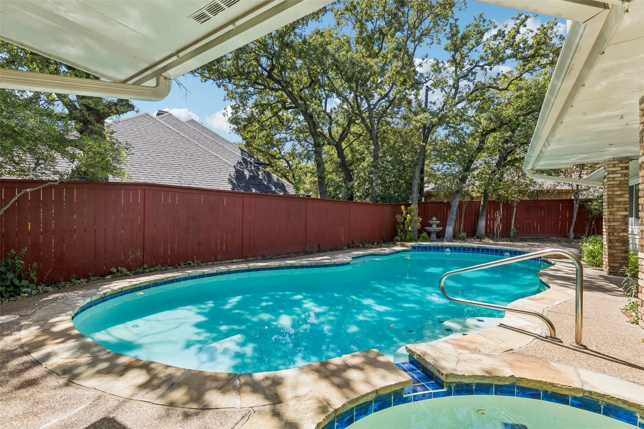 Single Family Residence For Sale in Tarrant County , 6512 Shorewood Drive, Arlington, Texas 76016, 4 Bedroom, 5 Bathroom, 2 Garage spaces, 3,468 Sqft, built in 1983, mls#21386671, Real Estate Agent in Arlington, Homes For Sale in Tarrant county, Homes For Sale in Arlington, Realtor in Arlington Texas, Real Estate Brokerage Independent Realty Texas, Luminita Cordes Realtor