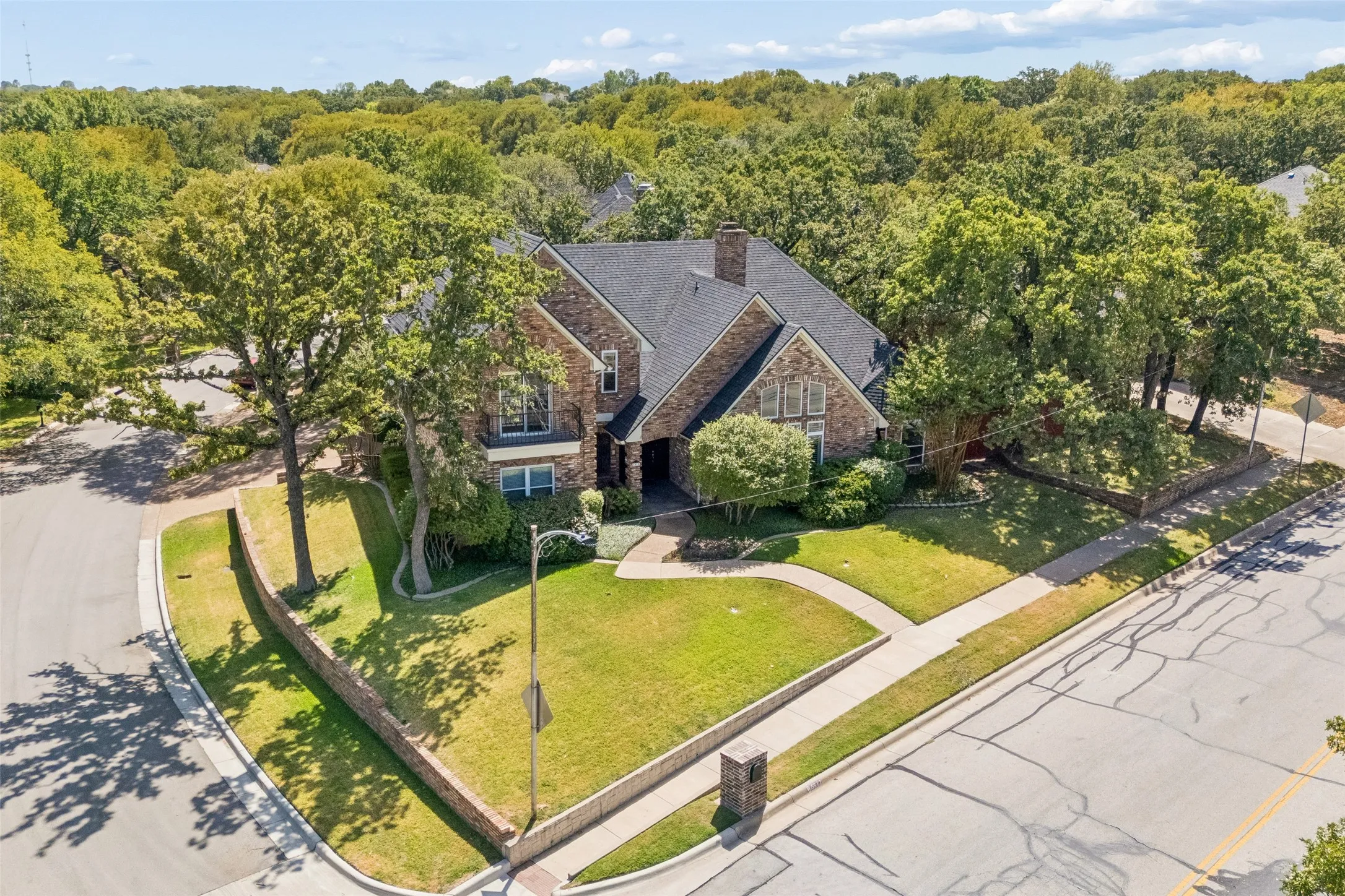 Single Family Residence For Sale in Tarrant County , 6512 Shorewood Drive, Arlington, Texas 76016, 4 Bedroom, 5 Bathroom, 2 Garage spaces, 3,468 Sqft, built in 1983, mls#21386671, Real Estate Agent in Arlington, Homes For Sale in Tarrant county, Homes For Sale in Arlington, Realtor in Arlington Texas, Real Estate Brokerage Independent Realty Texas, Luminita Cordes Realtor
