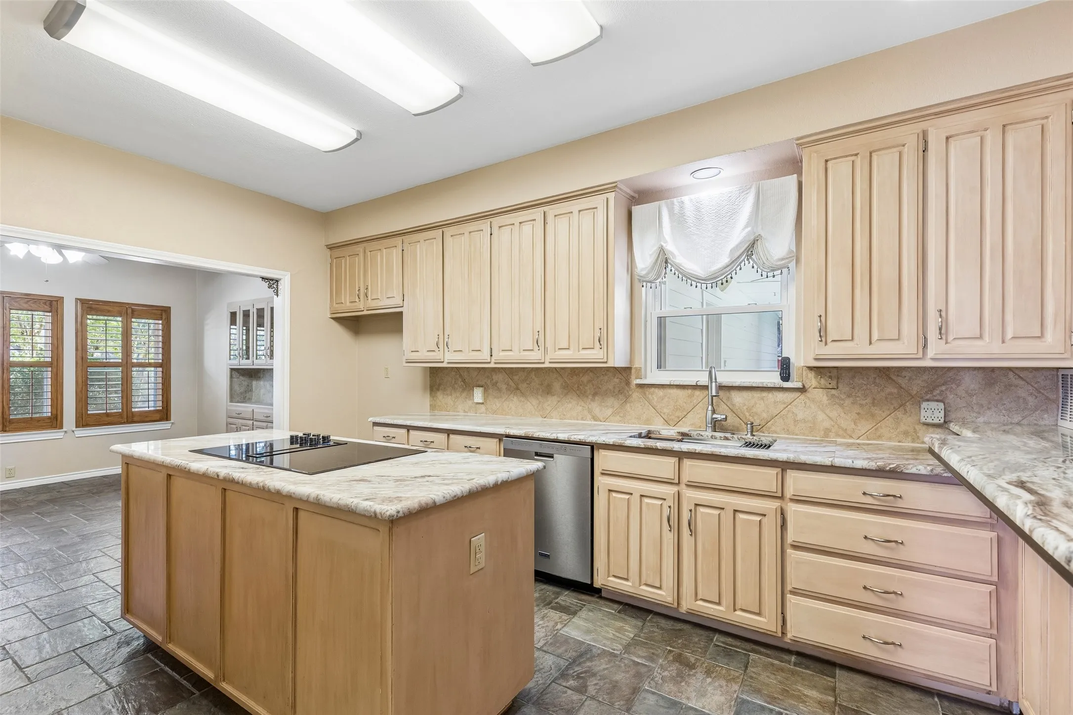 Single Family Residence For Sale in Tarrant County , 6512 Shorewood Drive, Arlington, Texas 76016, 4 Bedroom, 5 Bathroom, 2 Garage spaces, 3,468 Sqft, built in 1983, mls#21386671, Real Estate Agent in Arlington, Homes For Sale in Tarrant county, Homes For Sale in Arlington, Realtor in Arlington Texas, Real Estate Brokerage Independent Realty Texas, Luminita Cordes Realtor