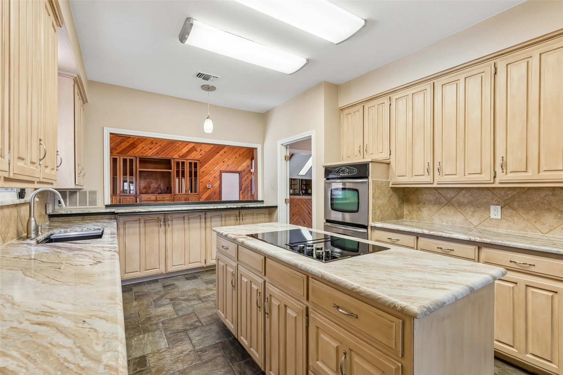 Single Family Residence For Sale in Tarrant County , 6512 Shorewood Drive, Arlington, Texas 76016, 4 Bedroom, 5 Bathroom, 2 Garage spaces, 3,468 Sqft, built in 1983, mls#21386671, Real Estate Agent in Arlington, Homes For Sale in Tarrant county, Homes For Sale in Arlington, Realtor in Arlington Texas, Real Estate Brokerage Independent Realty Texas, Luminita Cordes Realtor