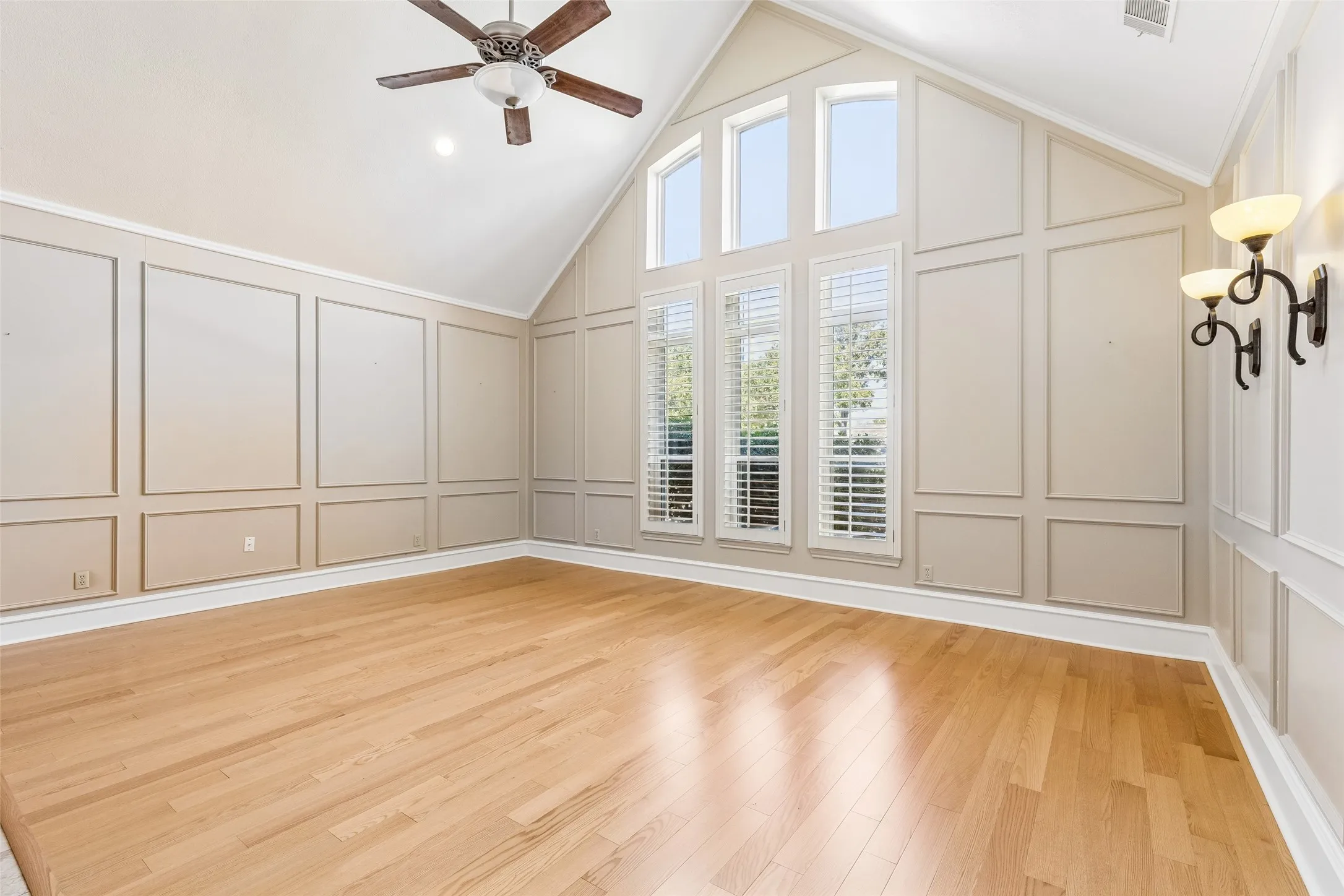 Single Family Residence For Sale in Tarrant County , 6512 Shorewood Drive, Arlington, Texas 76016, 4 Bedroom, 5 Bathroom, 2 Garage spaces, 3,468 Sqft, built in 1983, mls#21386671, Real Estate Agent in Arlington, Homes For Sale in Tarrant county, Homes For Sale in Arlington, Realtor in Arlington Texas, Real Estate Brokerage Independent Realty Texas, Luminita Cordes Realtor