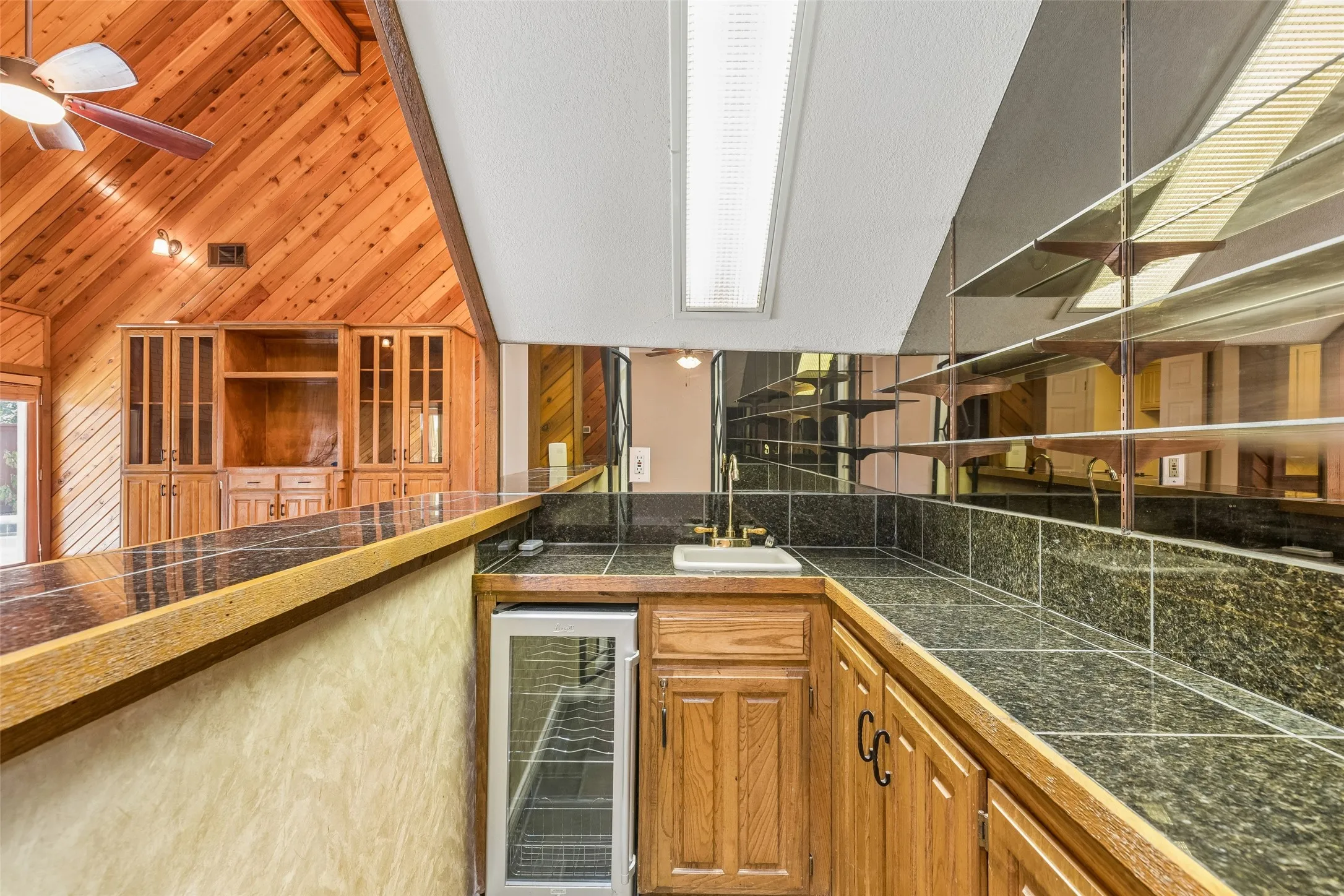 Single Family Residence For Sale in Tarrant County , 6512 Shorewood Drive, Arlington, Texas 76016, 4 Bedroom, 5 Bathroom, 2 Garage spaces, 3,468 Sqft, built in 1983, mls#21386671, Real Estate Agent in Arlington, Homes For Sale in Tarrant county, Homes For Sale in Arlington, Realtor in Arlington Texas, Real Estate Brokerage Independent Realty Texas, Luminita Cordes Realtor