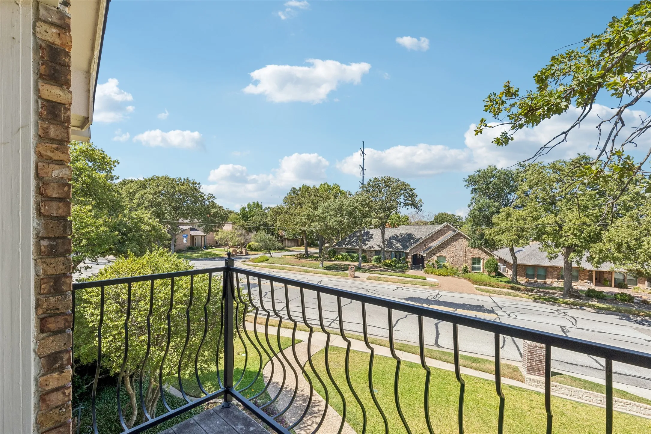 Single Family Residence For Sale in Tarrant County , 6512 Shorewood Drive, Arlington, Texas 76016, 4 Bedroom, 5 Bathroom, 2 Garage spaces, 3,468 Sqft, built in 1983, mls#21386671, Real Estate Agent in Arlington, Homes For Sale in Tarrant county, Homes For Sale in Arlington, Realtor in Arlington Texas, Real Estate Brokerage Independent Realty Texas, Luminita Cordes Realtor