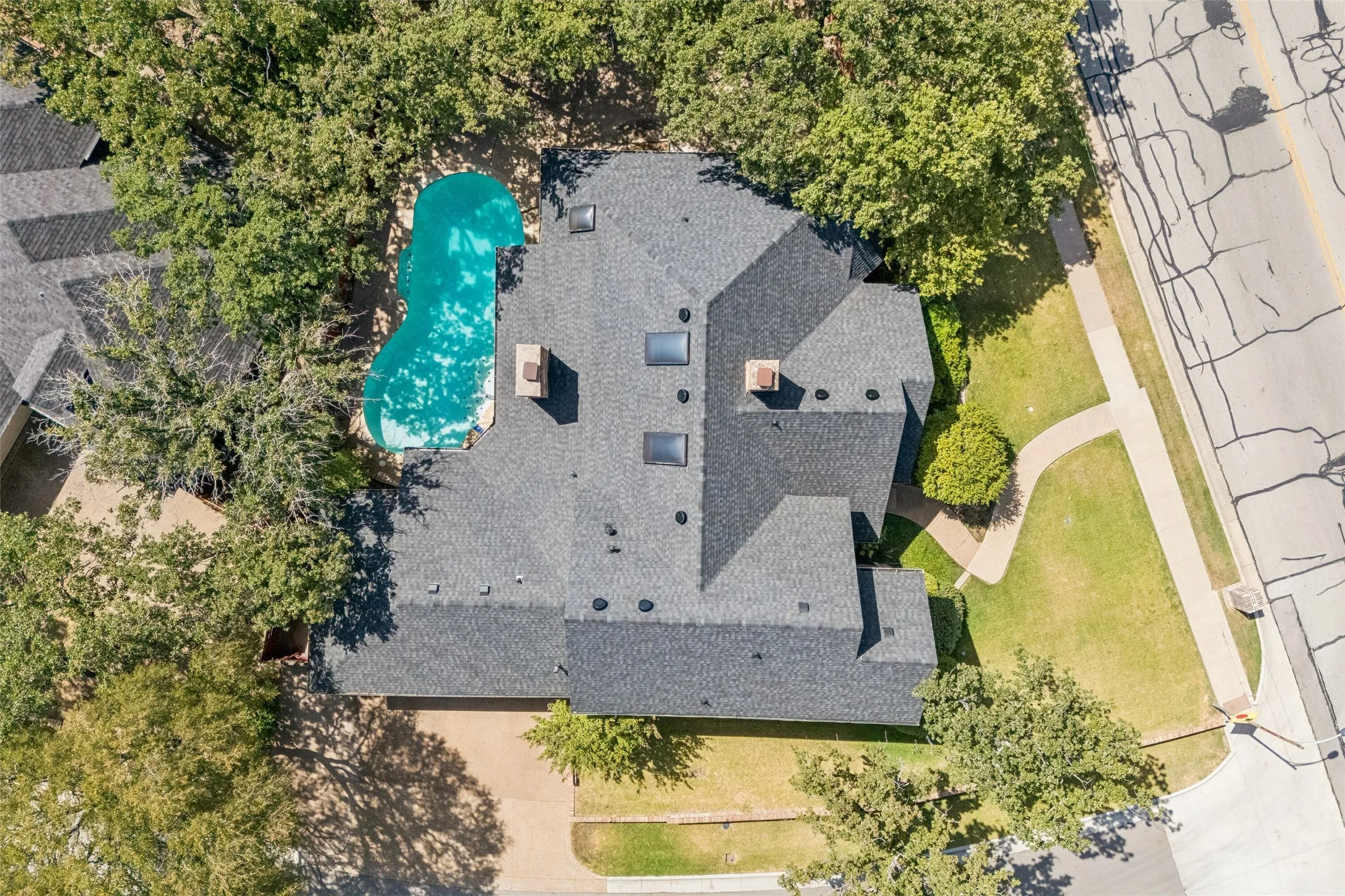 Single Family Residence For Sale in Tarrant County , 6512 Shorewood Drive, Arlington, Texas 76016, 4 Bedroom, 5 Bathroom, 2 Garage spaces, 3,468 Sqft, built in 1983, mls#21386671, Real Estate Agent in Arlington, Homes For Sale in Tarrant county, Homes For Sale in Arlington, Realtor in Arlington Texas, Real Estate Brokerage Independent Realty Texas, Luminita Cordes Realtor
