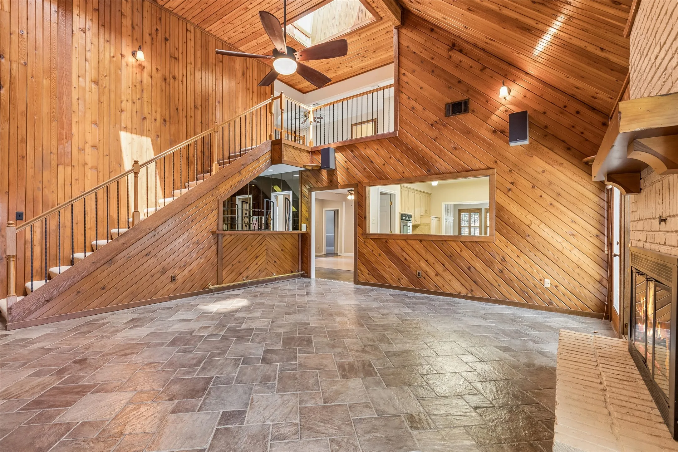 Single Family Residence For Sale in Tarrant County , 6512 Shorewood Drive, Arlington, Texas 76016, 4 Bedroom, 5 Bathroom, 2 Garage spaces, 3,468 Sqft, built in 1983, mls#21386671, Real Estate Agent in Arlington, Homes For Sale in Tarrant county, Homes For Sale in Arlington, Realtor in Arlington Texas, Real Estate Brokerage Independent Realty Texas, Luminita Cordes Realtor
